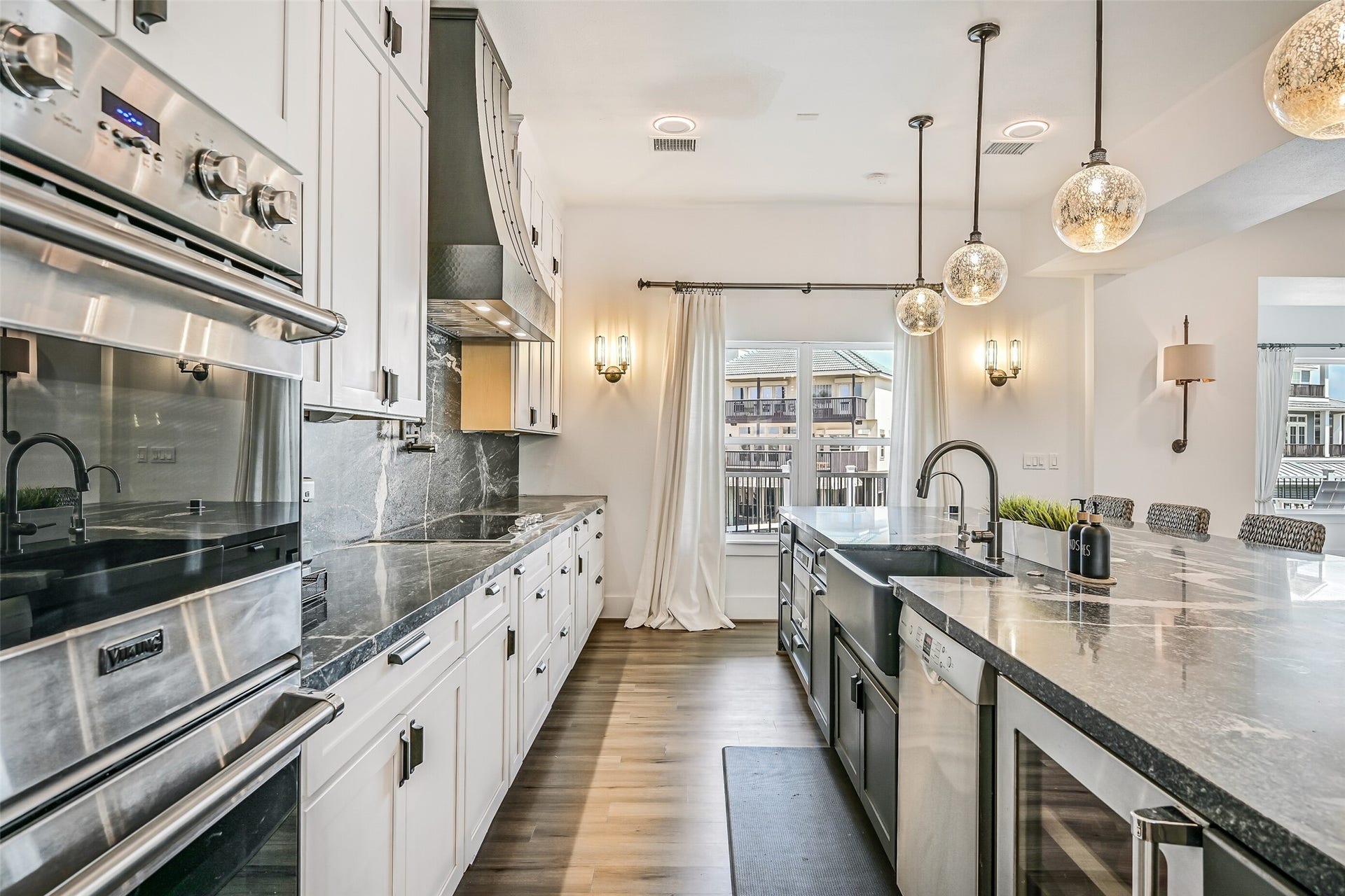 1614 Castaway Street, Tiki Island, TX 77554 Cook for two or feed a crowd without running out of room. Generous prep areas and storage give this kitchen the capacity to keep up when everyone comes to Tiki.