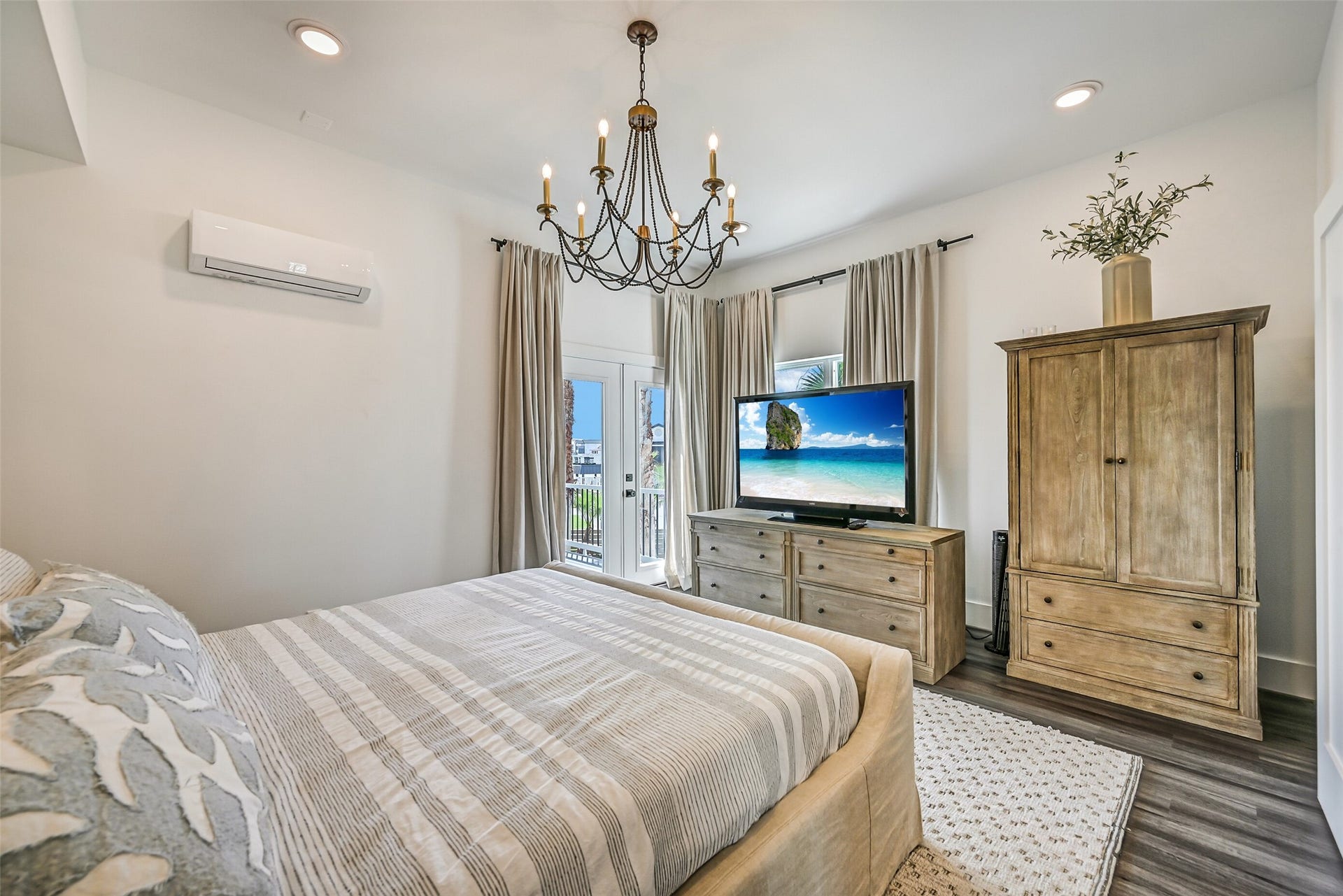 1614 Castaway Street, Tiki Island, TX 77554 Multigenerational living works beautifully when everyone has choices. Two bedrooms on the main living level create valuable flexibility for family members and overnight guests.