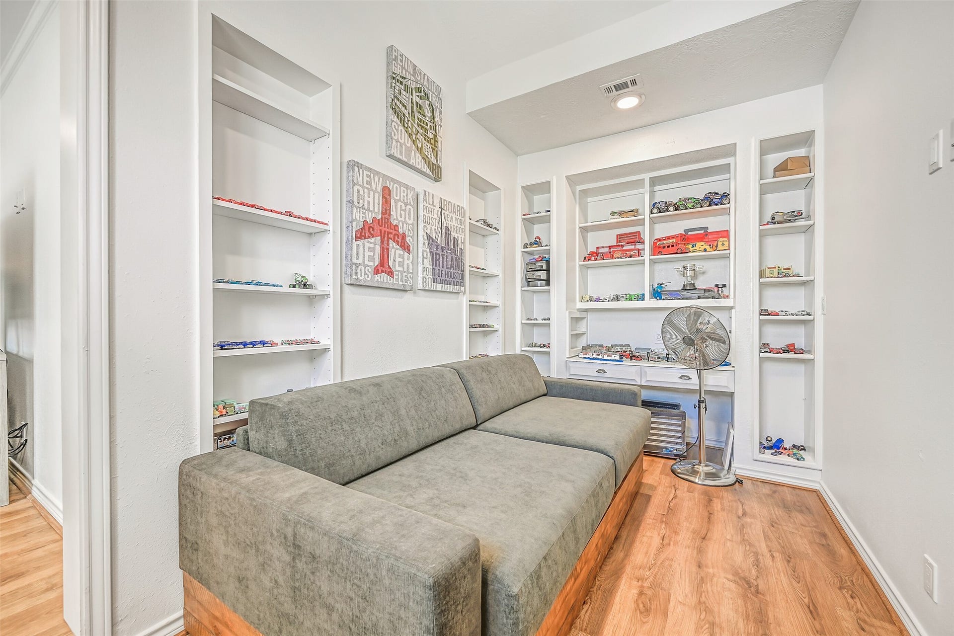 1614 Castaway Street, Tiki Island, TX 77554 This bedroom offers space for more than sleeping. The additional sitting area can become a reading nook, private lounge or favorite hideaway.
