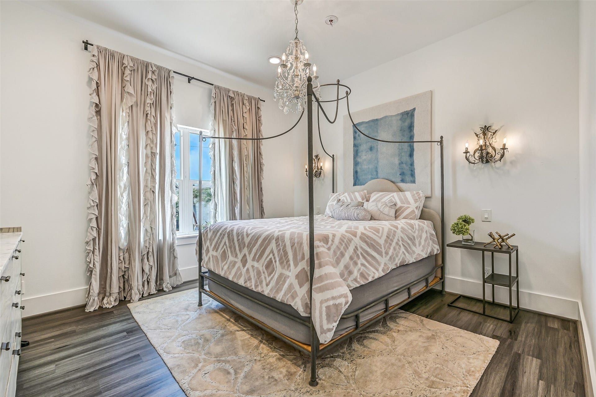 1614 Castaway Street, Tiki Island, TX 77554 There is room to welcome the people who matter and let them stay awhile. A second main-level bedroom adds even more flexibility for extended family and guests.