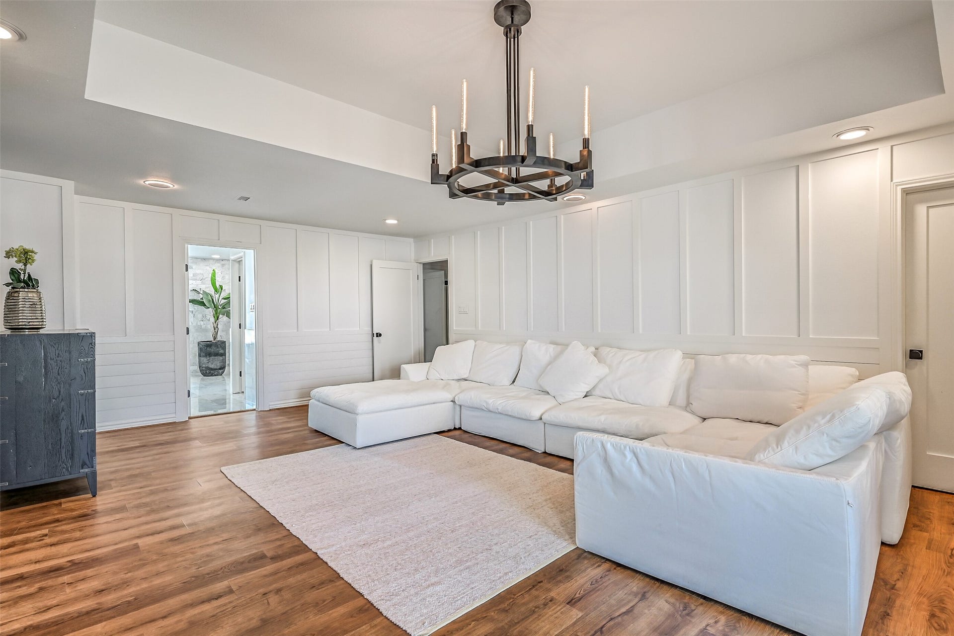 1614 Castaway Street, Tiki Island, TX 77554 Even with a house full of people, there is somewhere to slip away. The primary sitting room creates a private place to read, relax or enjoy a slow morning.