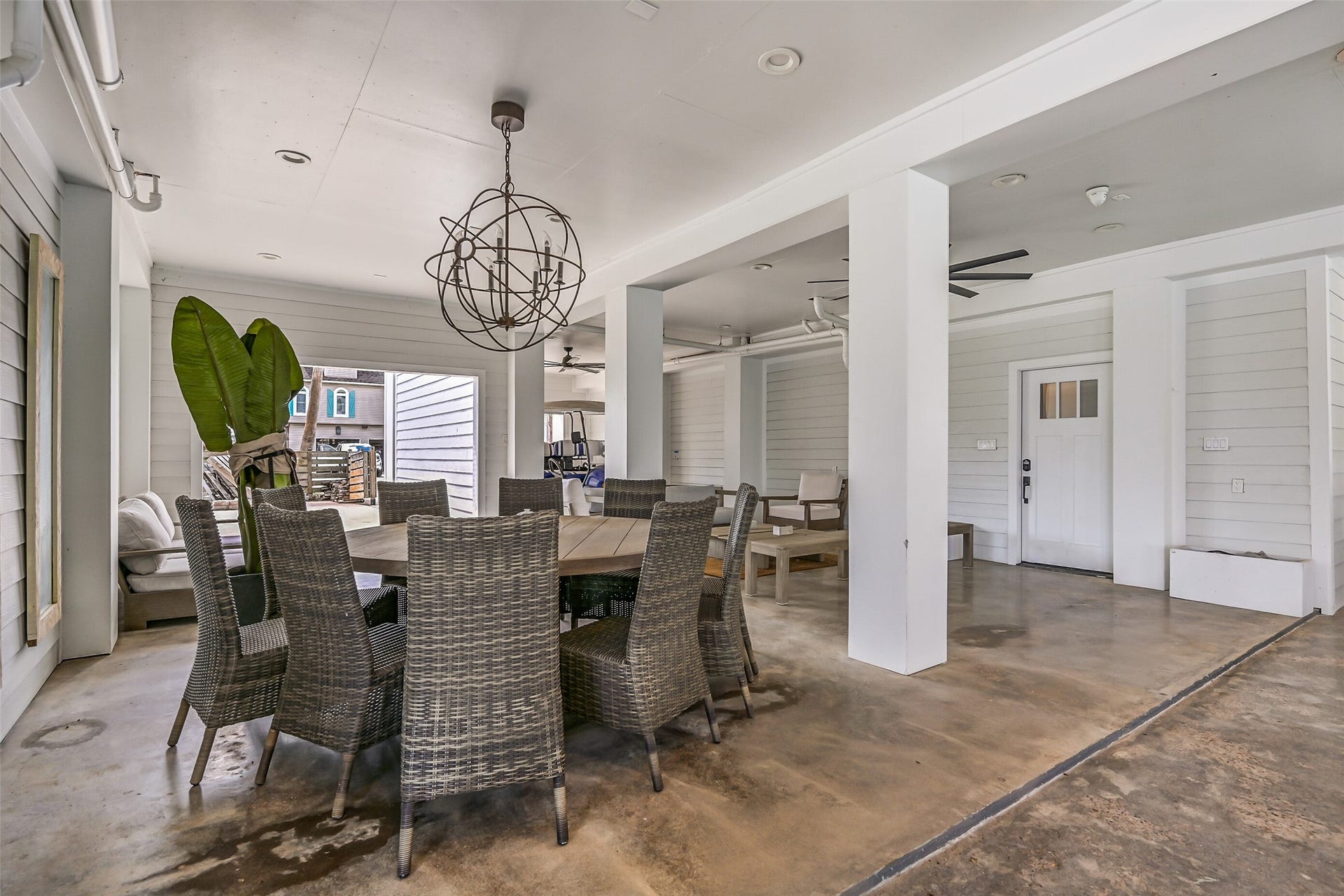 1614 Castaway Street, Tiki Island, TX 77554 Bring the day's catch to the table and keep dinner by the water. This covered setting is made for seafood feasts, celebrations and nights nobody wants to end.