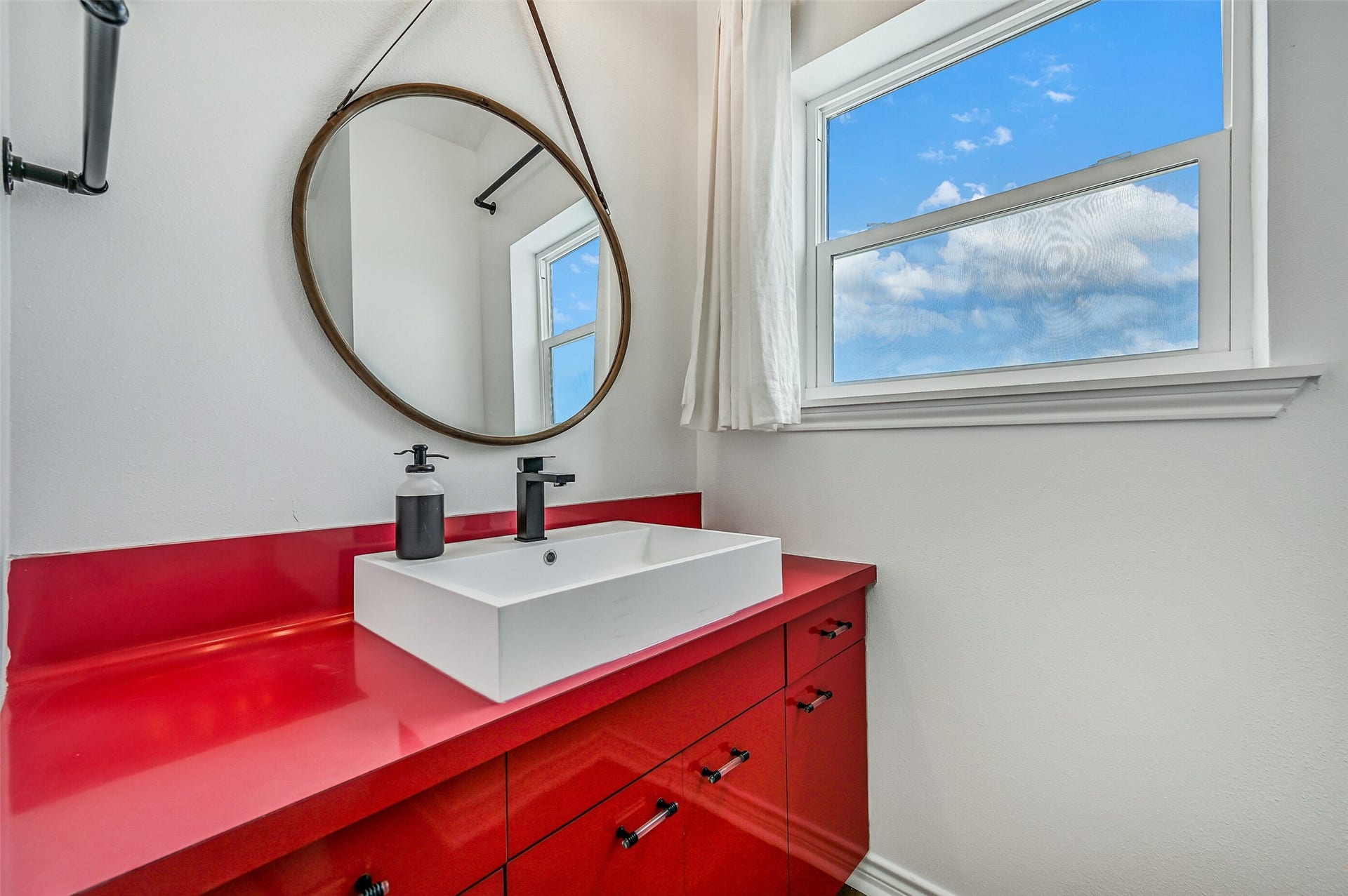 1614 Castaway Street, Tiki Island, TX 77554 A full bath adds convenience to the upper-level living spaces. It helps this part of the home function comfortably when family and guests fill the house.