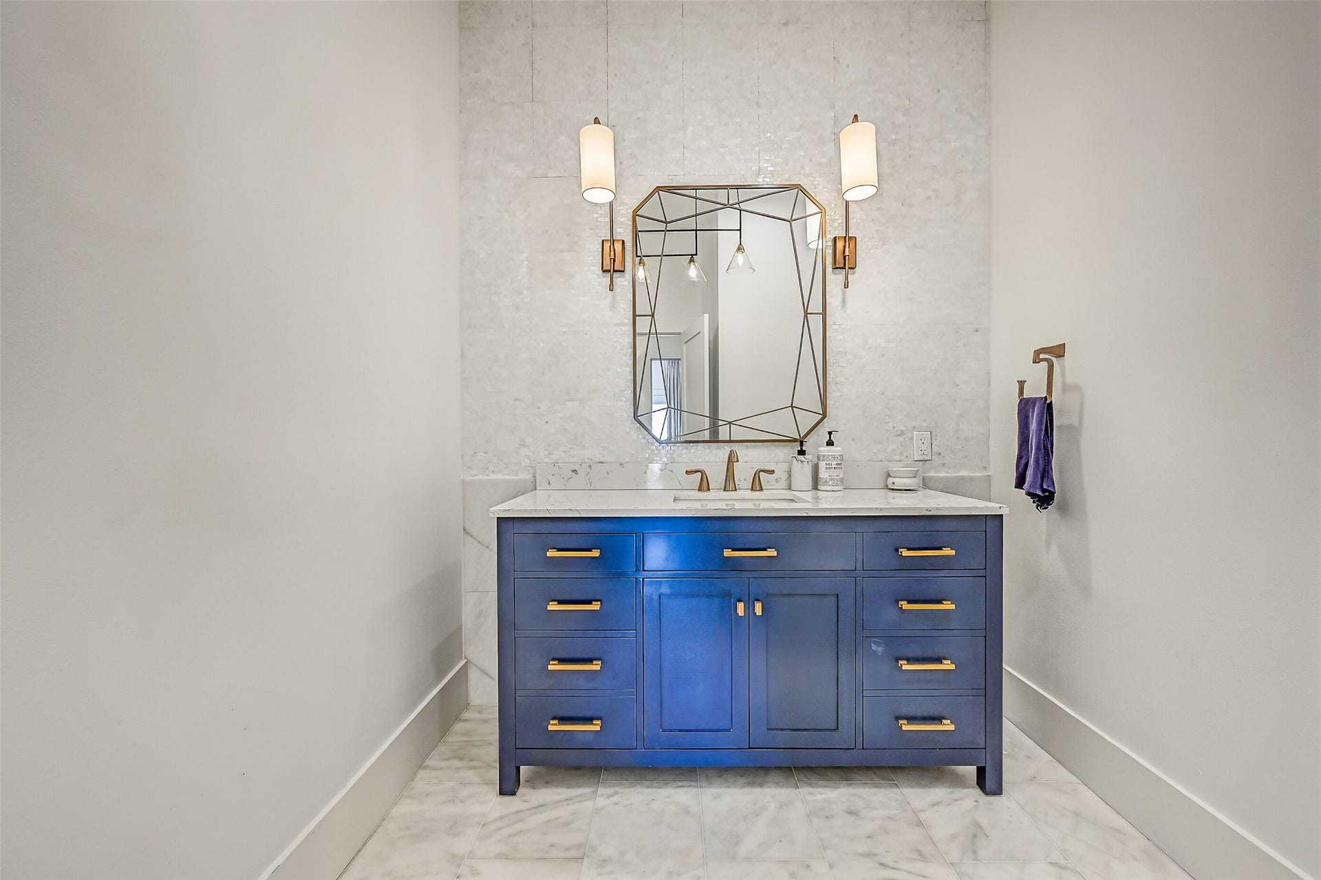 1614 Castaway Street, Tiki Island, TX 77554 A stylish powder room is conveniently positioned for guests near the main entertaining spaces. Private bedroom areas can remain just that, private.