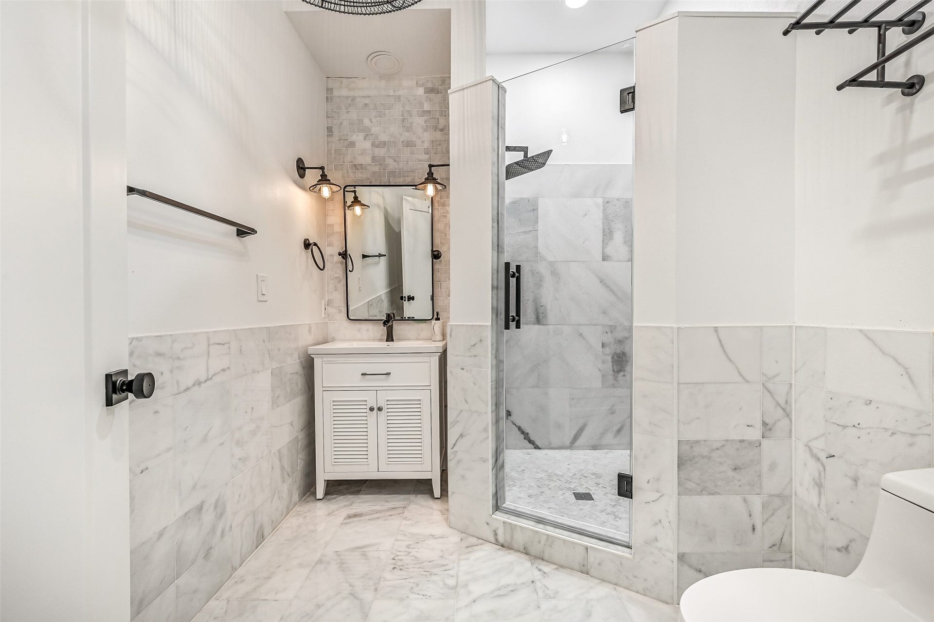 1614 Castaway Street, Tiki Island, TX 77554 A full bath on the main living level makes the downstairs bedrooms especially useful. It is another reason this layout works so well when multiple generations gather under one roof.