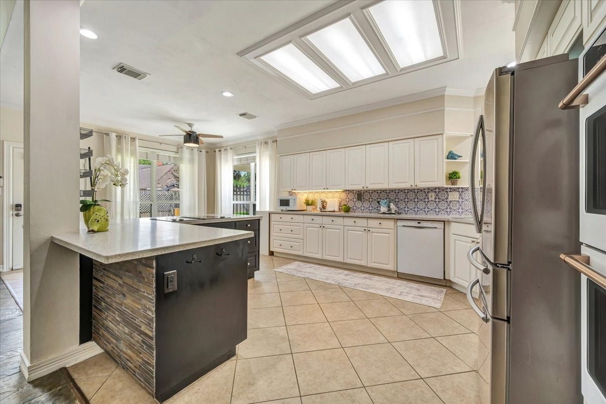 Amother view of the kitchen.