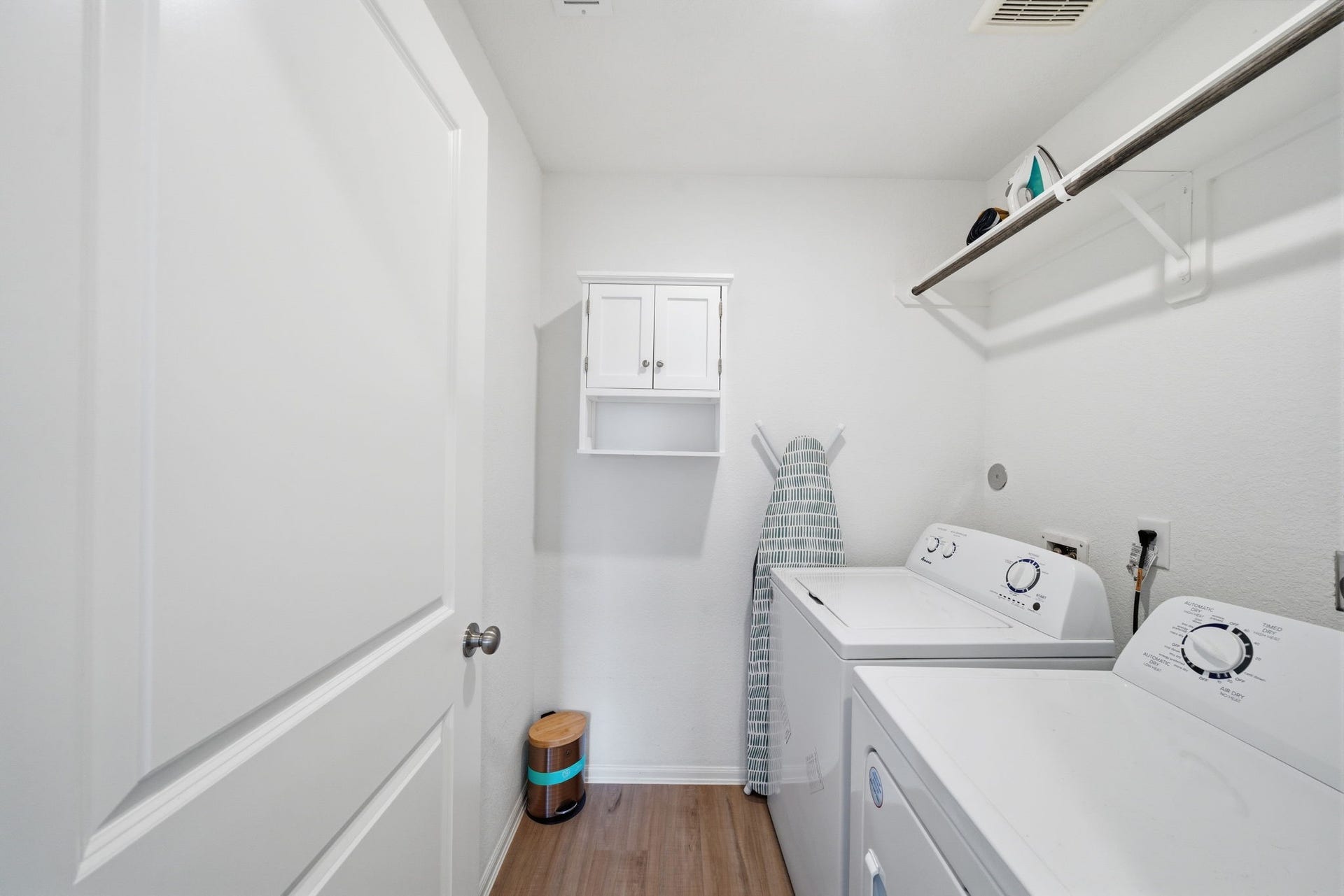 6312 Barrington Cliff Trail, Houston, TX 77365 Laundry Room