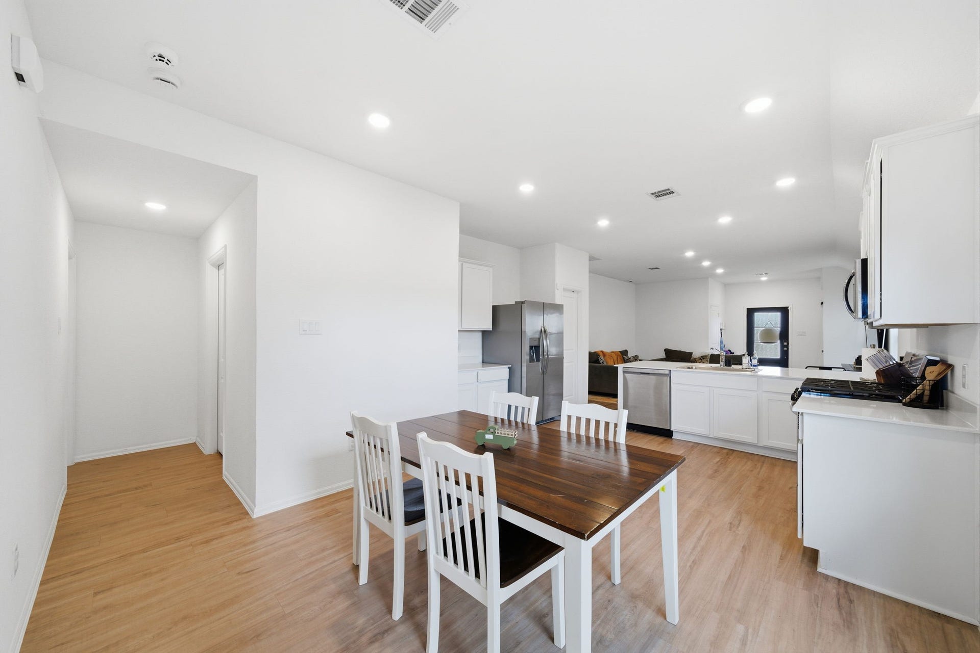 6312 Barrington Cliff Trail, Houston, TX 77365 Dining & Kitchen