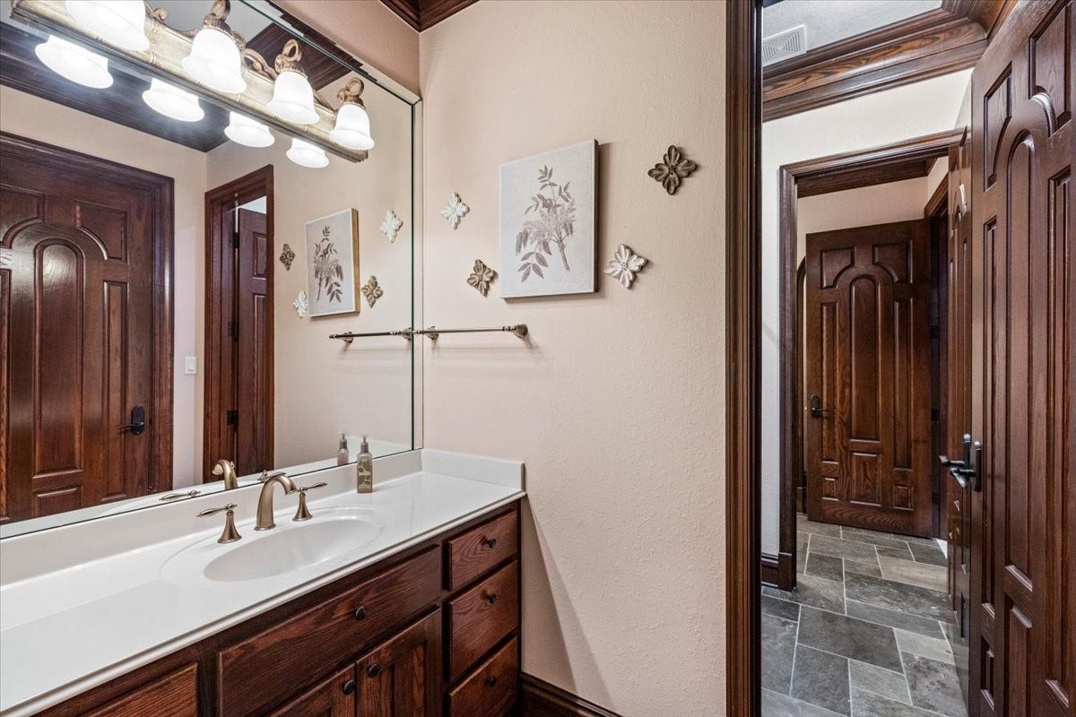 11860 Grand Harbor Boulevard, Montgomery, TX 77356 Shared bath between guest bedroom. Each bath has private sink and water closet, only shared bath/shower.