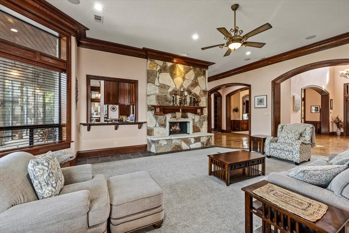 11860 Grand Harbor Boulevard, Montgomery, TX 77356 Living room also offers bar top through to wet bar located off the kitchen and breakfast room.
