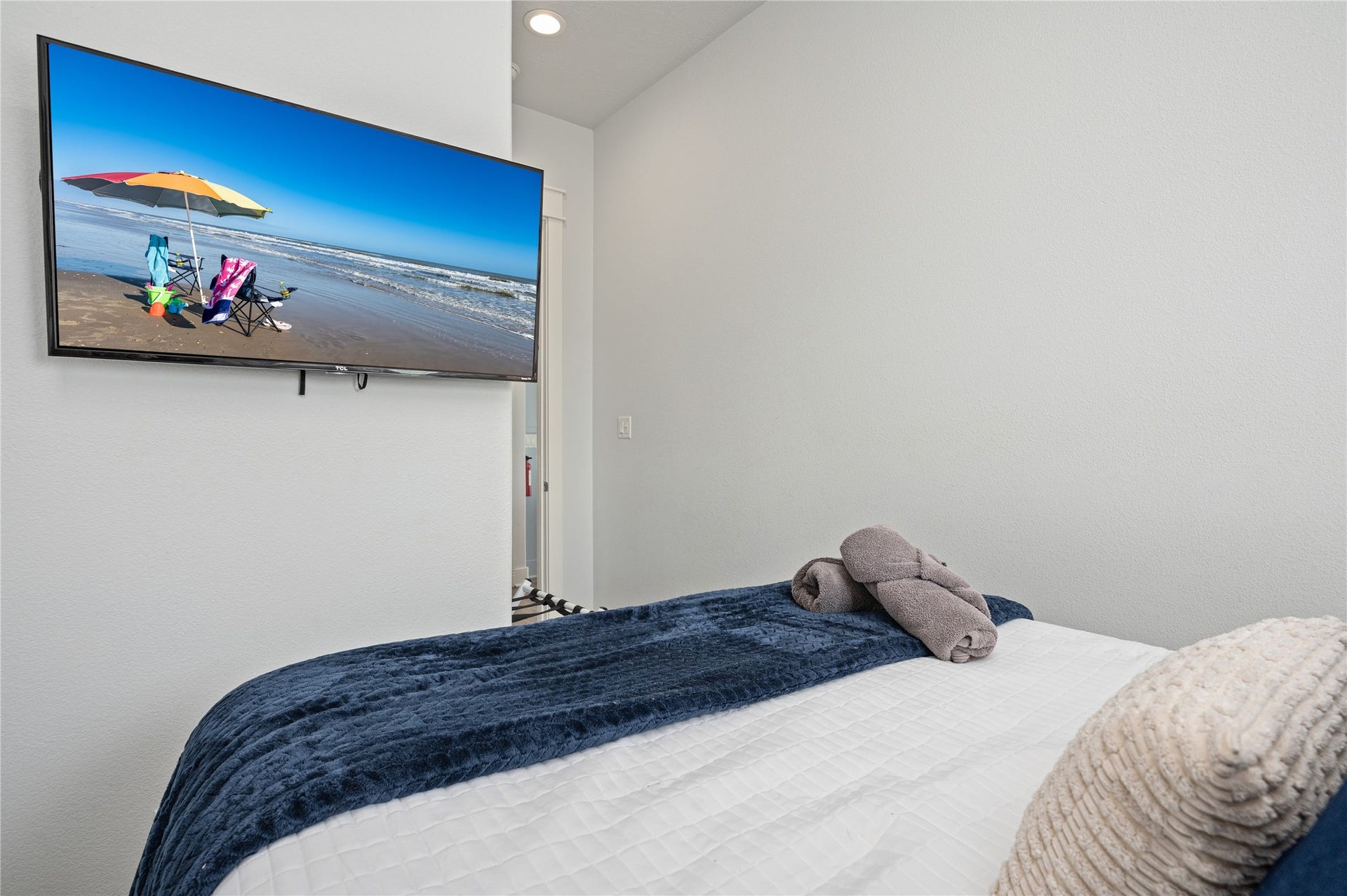 997 S Redfish Street, Crystal Beach, TX 77650 Kick back in bed and enjoy your favorite shows on the wall-mounted TV.