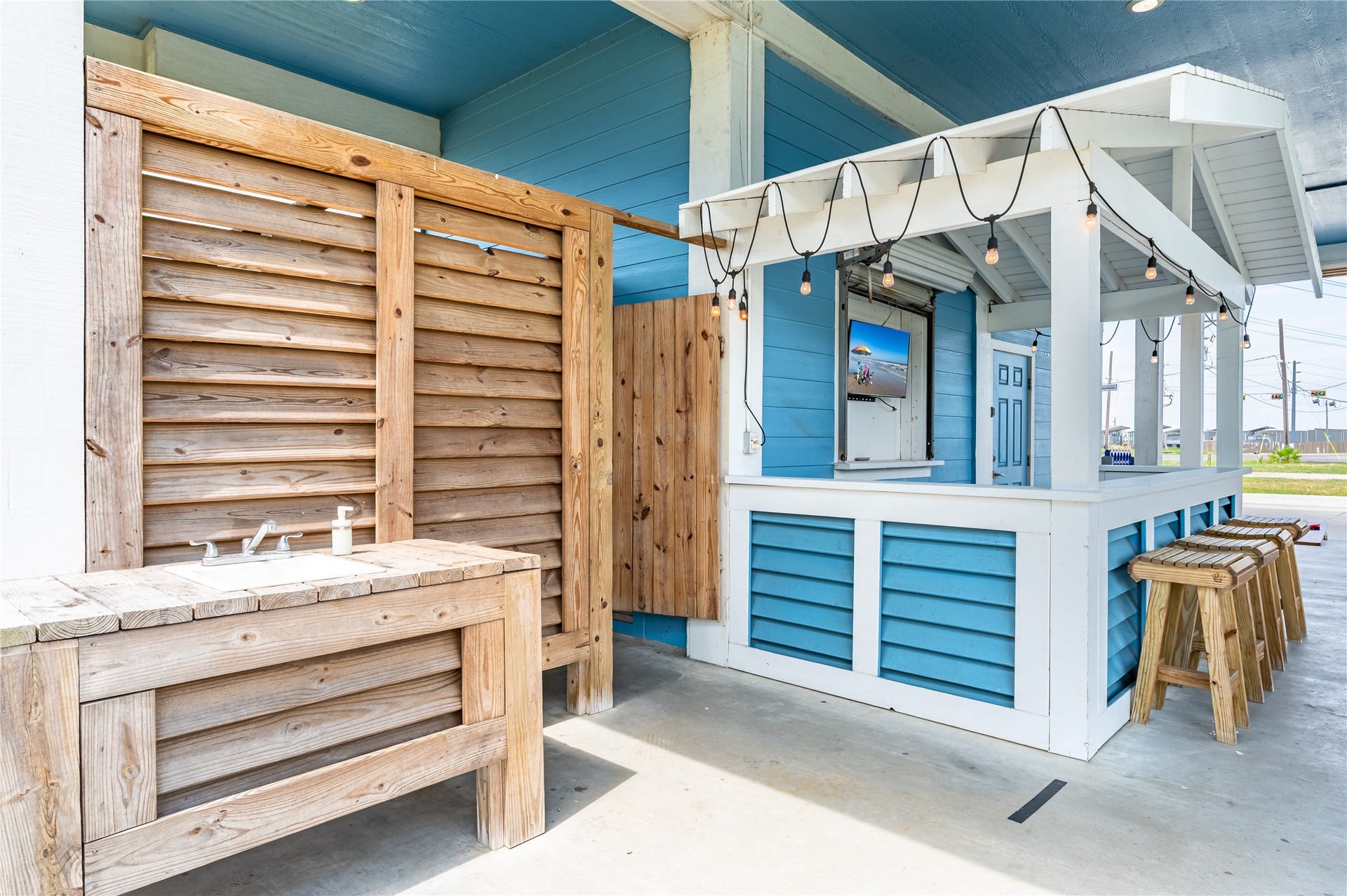 997 S Redfish Street, Crystal Beach, TX 77650 Your outdoor bar keeps the good times flowing with counter seating, string lights, and a convenient sink for easy entertaining.