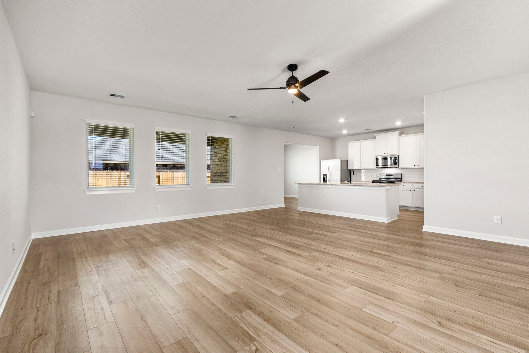 14001 Starboard Reach Drive, Texas City, TX 77510 Welcome home! This open floor plan design is perfect for entertaining! The spacious living room is flooded with natural light.