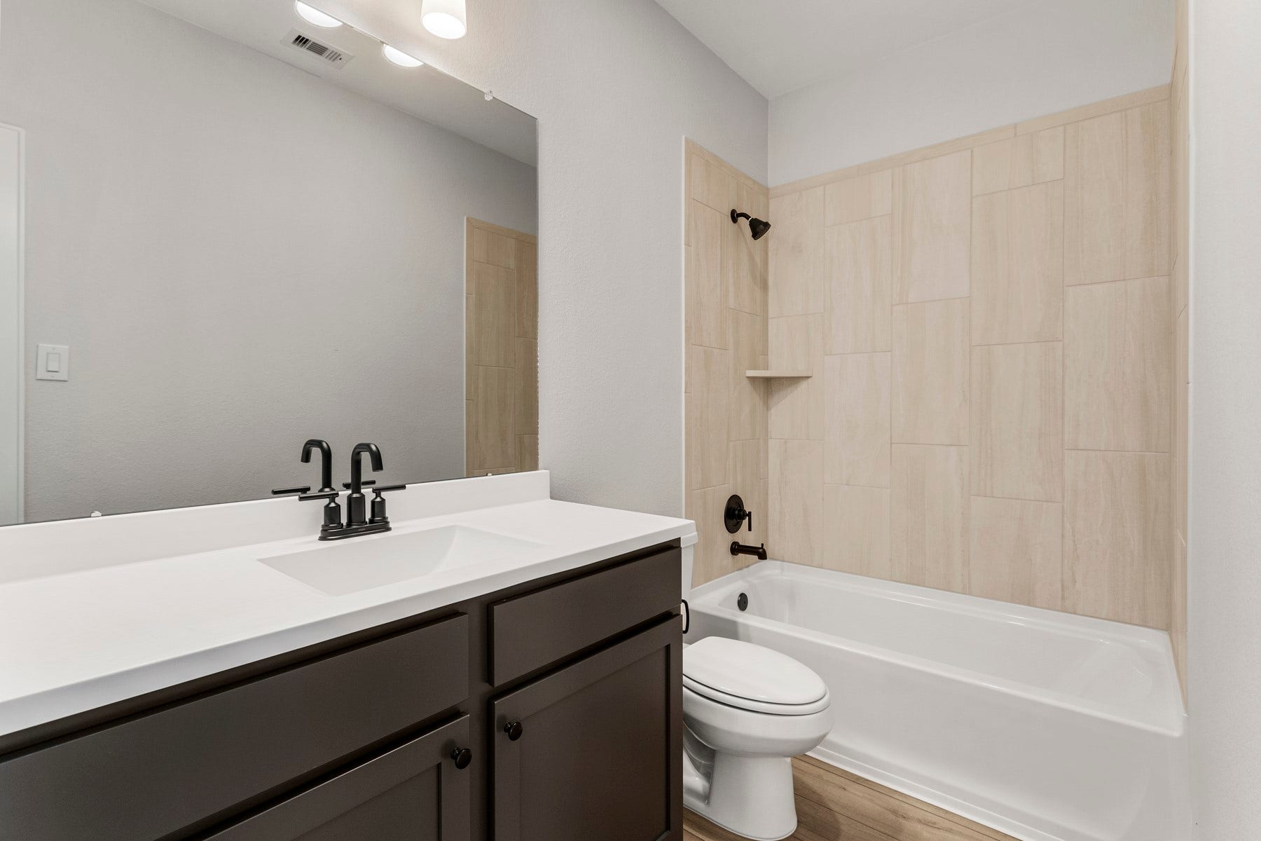 14001 Starboard Reach Drive, Texas City, TX 77510 The secondary bathroom features tiled tub/shower combination.
