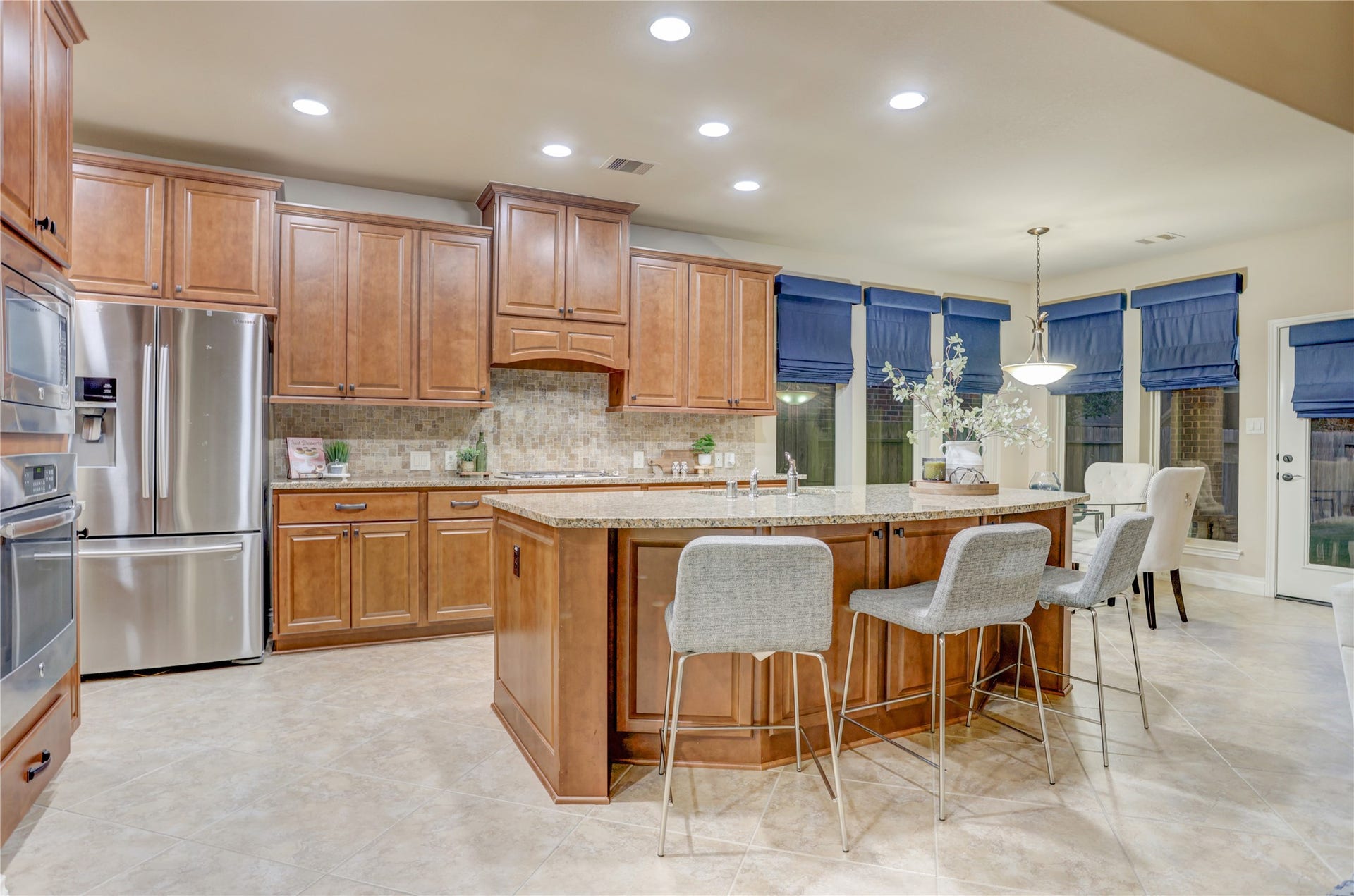 13308 Paxton Hill Court, Pearland, TX 77584 At the heart of the home, this beautifully appointed kitchen offers extensive cabinetry, stainless steel appliances, granite countertops, and a large center island that naturally brings family and friends together.