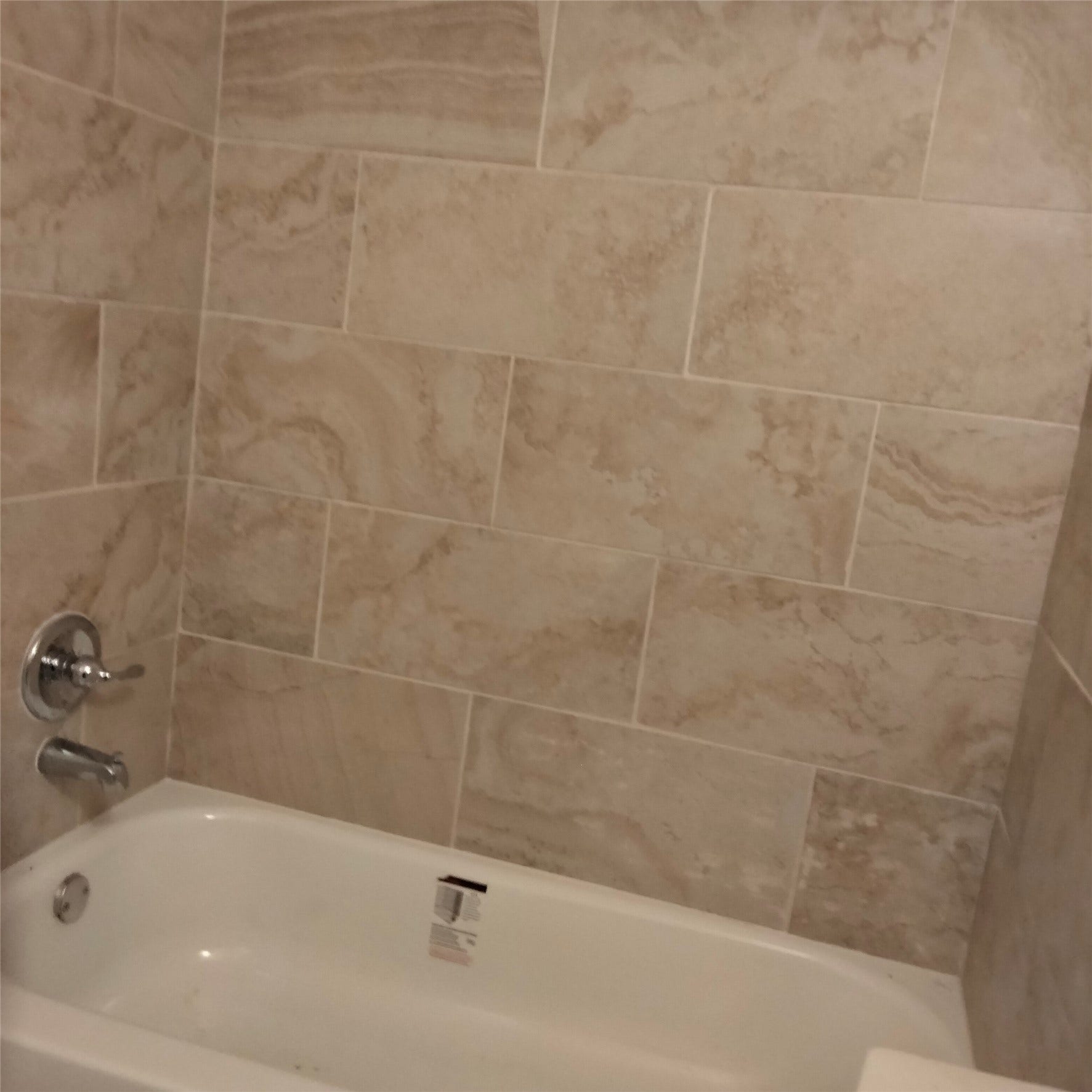 10926 Buffum Street, Houston, TX 77051 Hall bath tub/shower combo