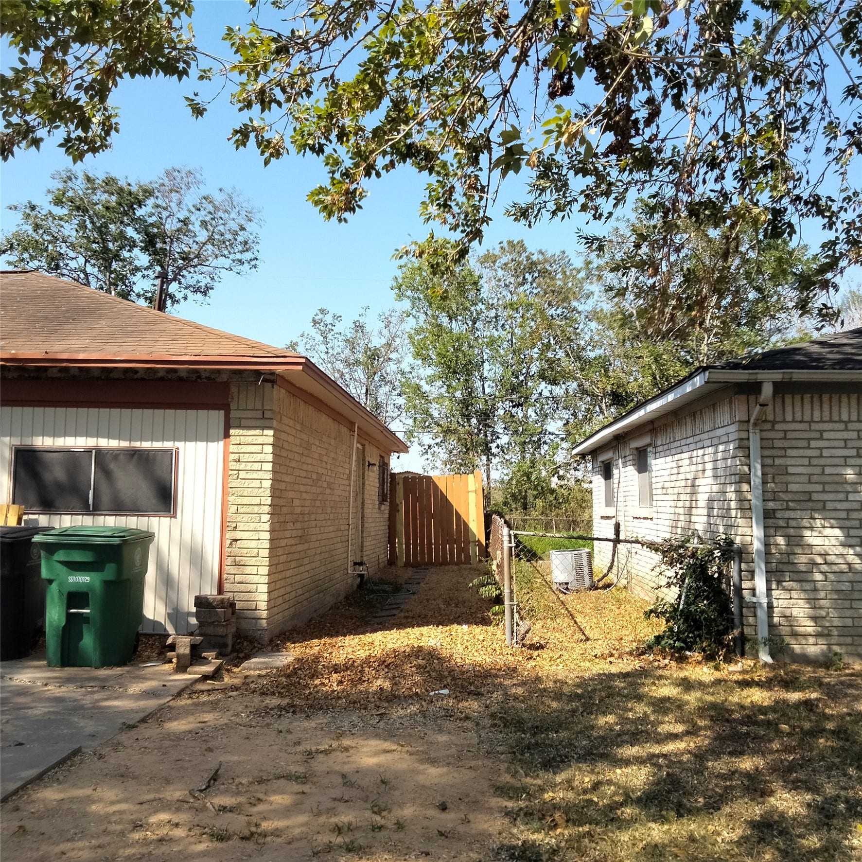 10926 Buffum Street, Houston, TX 77051 side of house to backyard