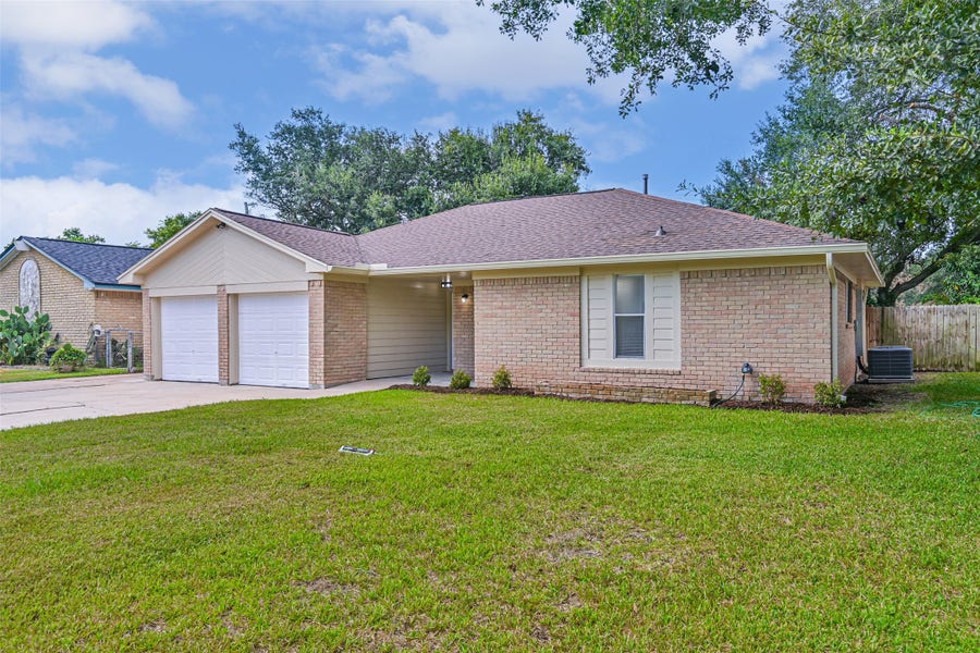 Property photo for 117 Dallas Street, Angleton, TX