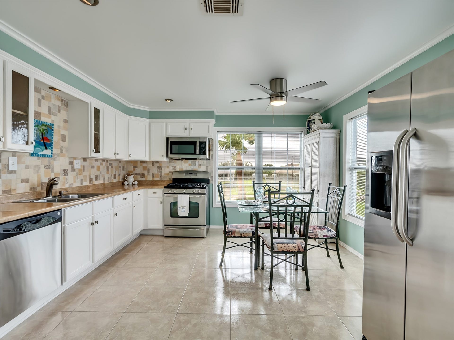 1309 8th Street, San Leon, TX 77539 Tons of natural light.