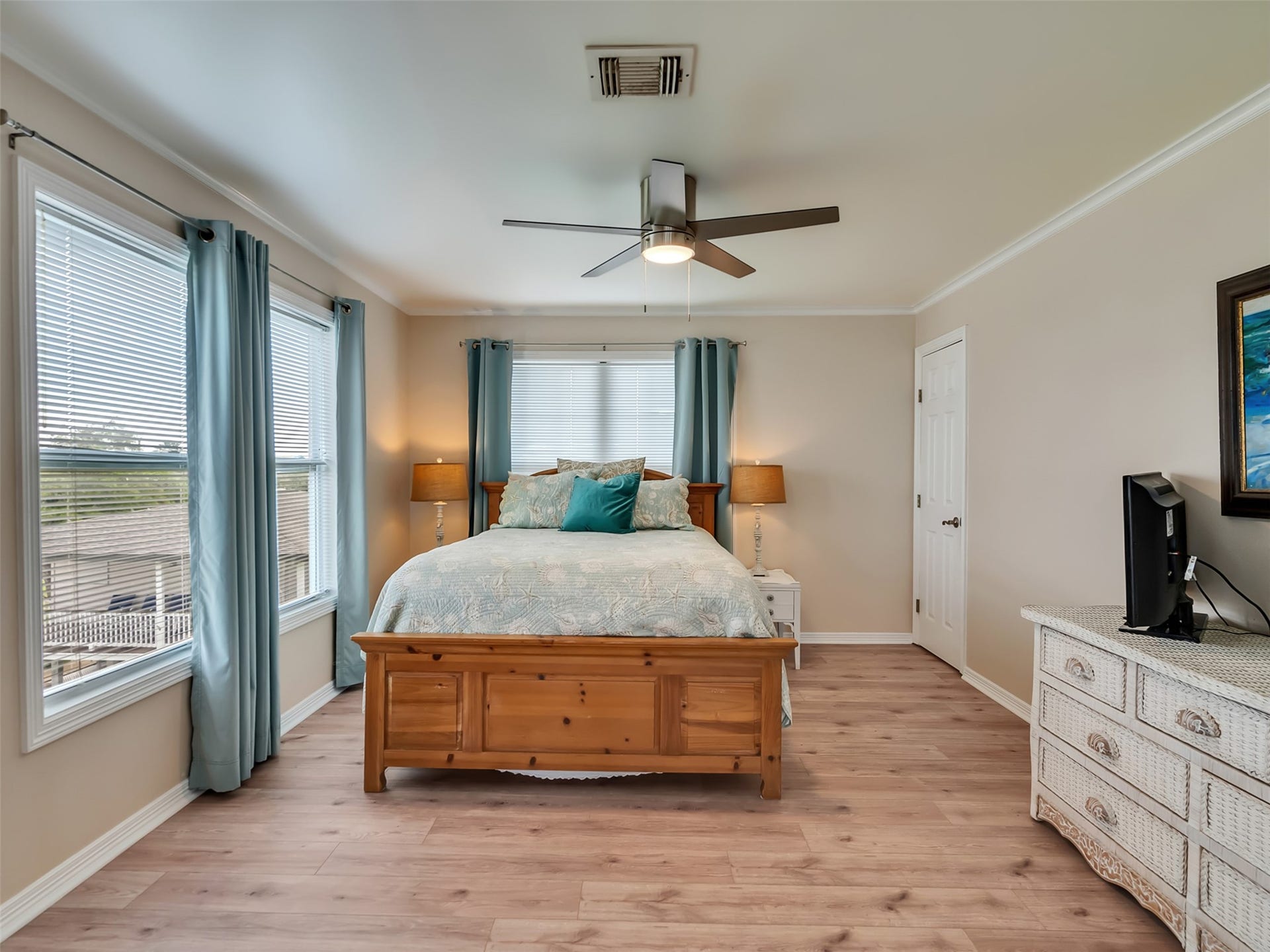 1309 8th Street, San Leon, TX 77539 Primary bedroom retreat.