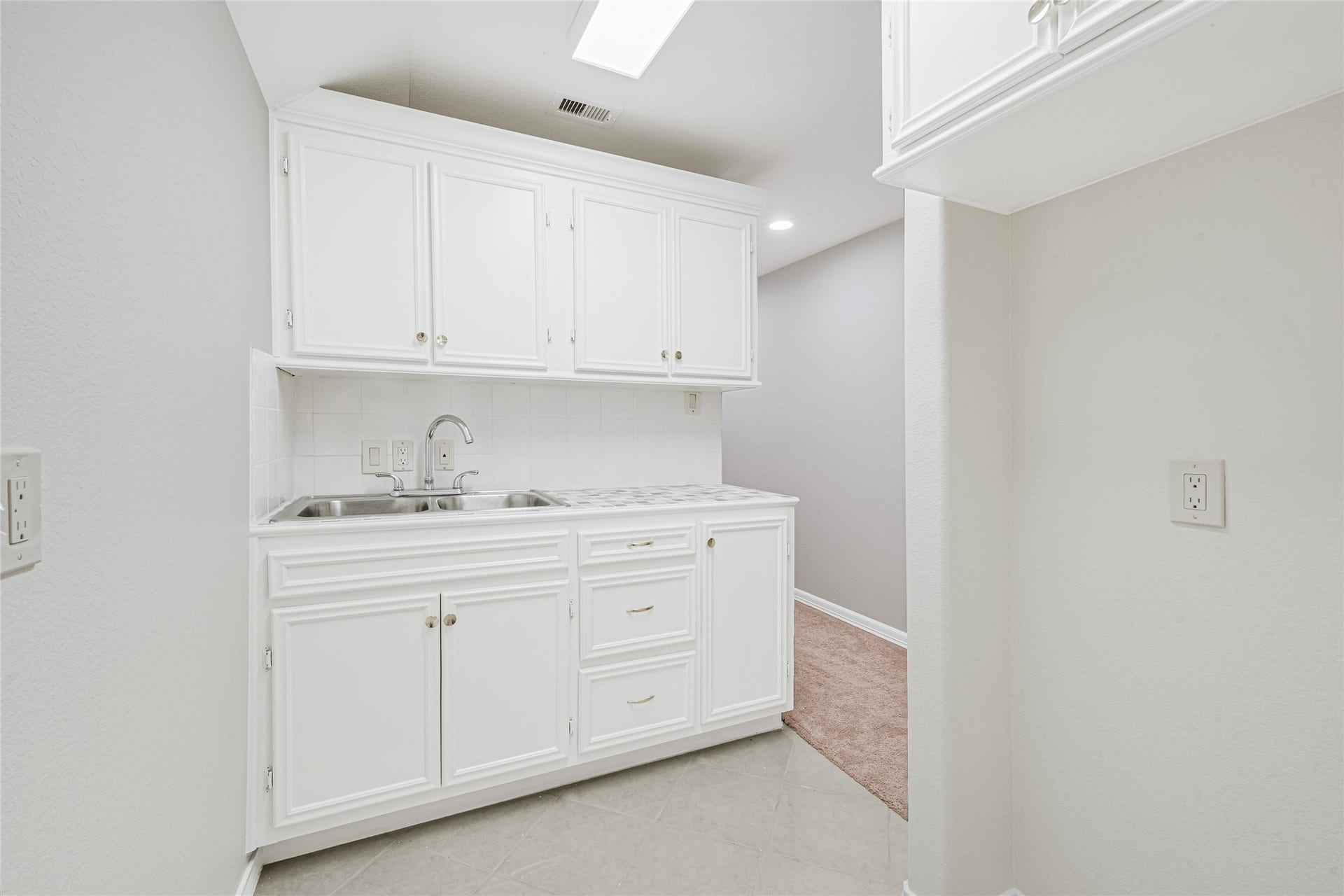 Upstairs guest quarters kitchenette
