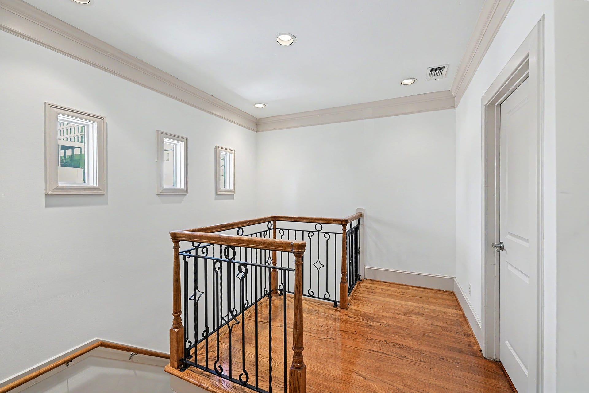 2410 Mimosa Drive, Houston, TX 77019 Third floor landing