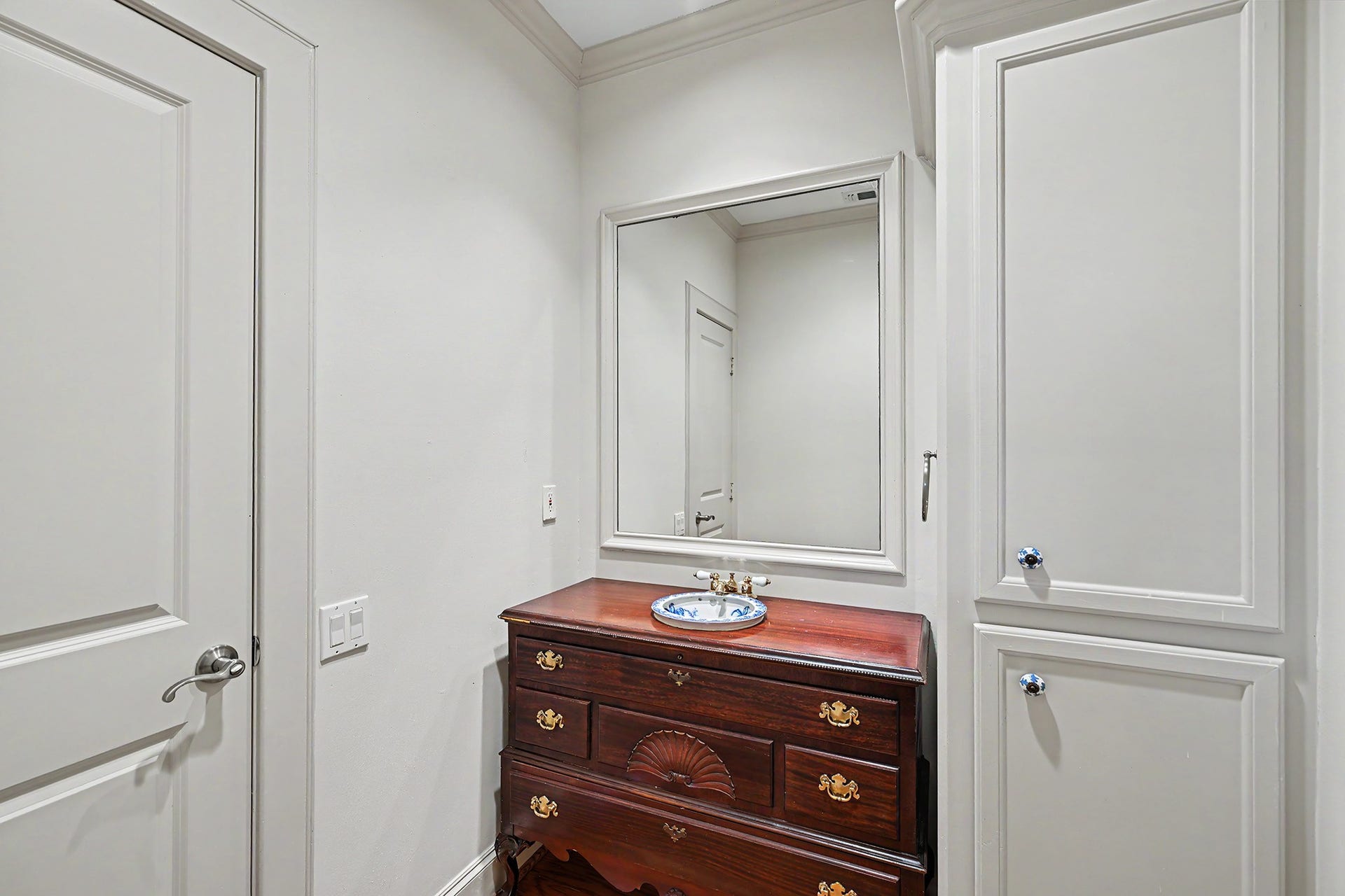2410 Mimosa Drive, Houston, TX 77019 Second floor full bath