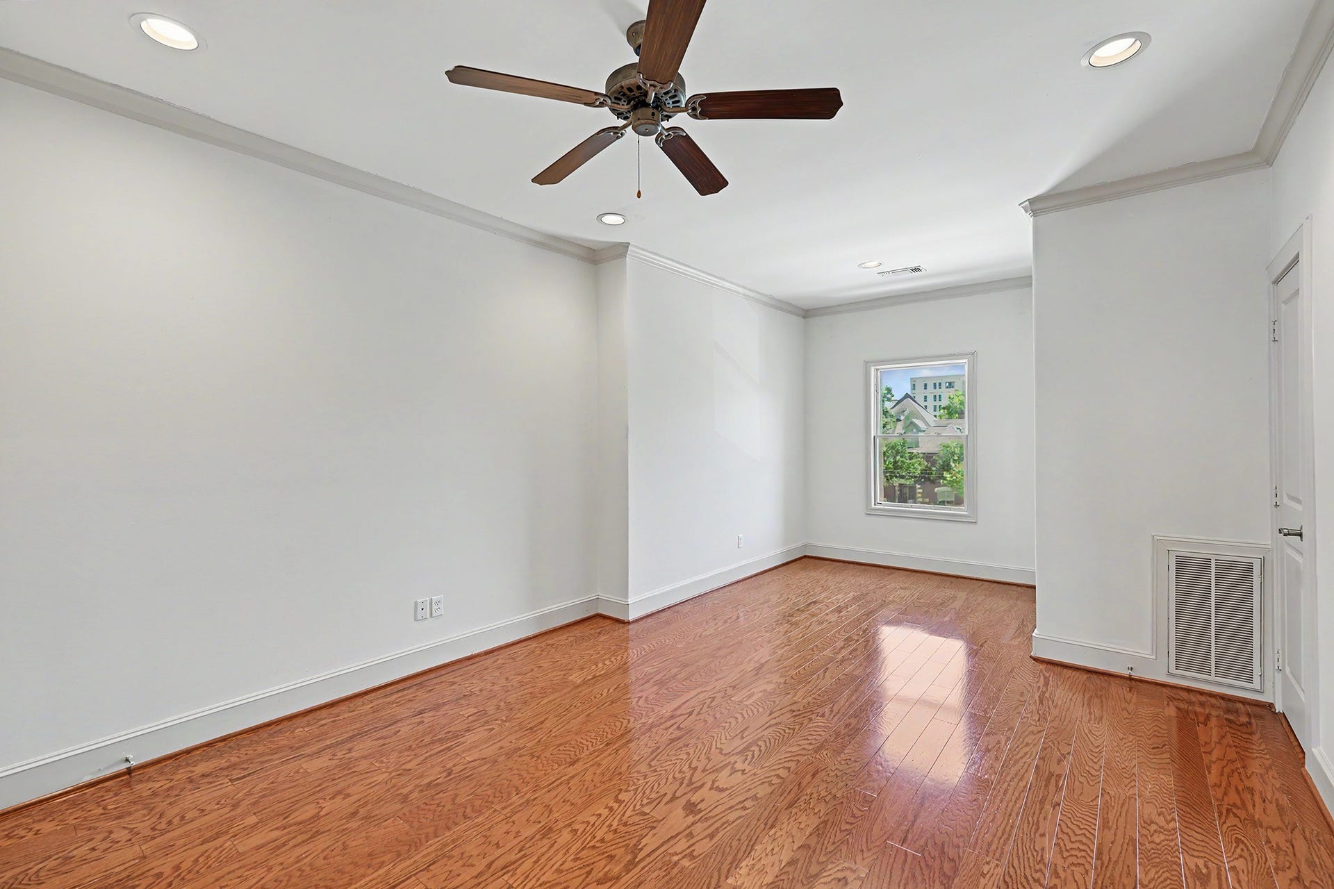 2410 Mimosa Drive, Houston, TX 77019 Third bedroom - a private retreat on the third floor!