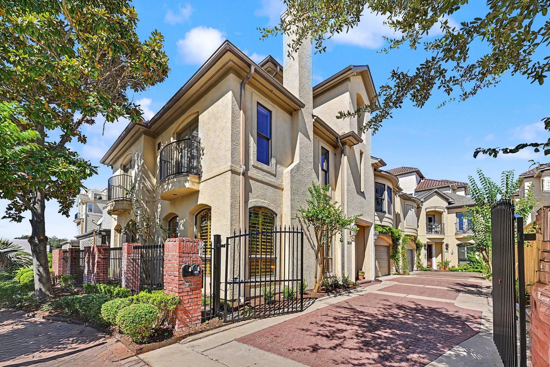 2410 Mimosa Drive, Houston, TX 77019 Ideally located in the River Oaks area!