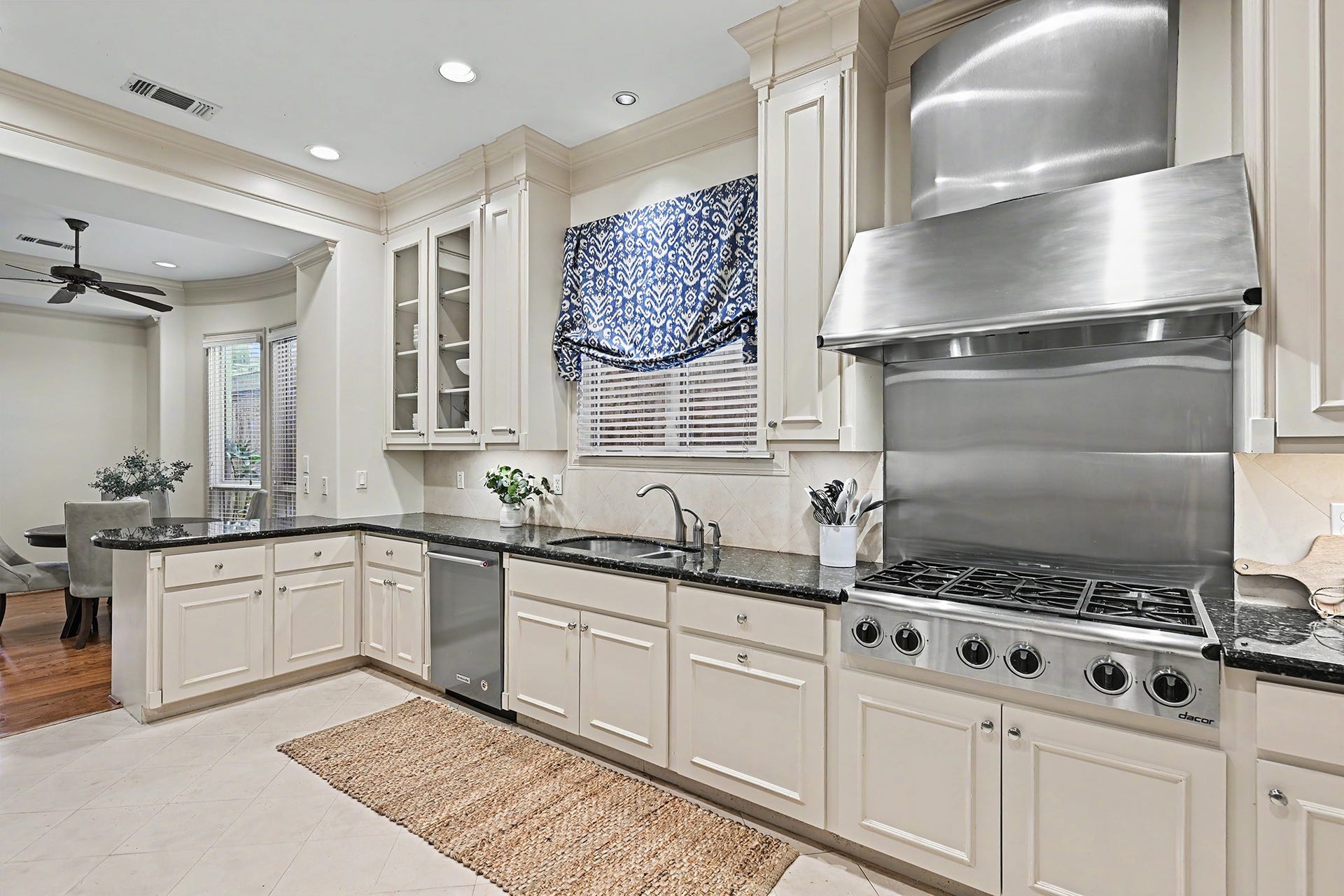 2410 Mimosa Drive, Houston, TX 77019 2410 Mimosa Drive, Houston, TX 77019