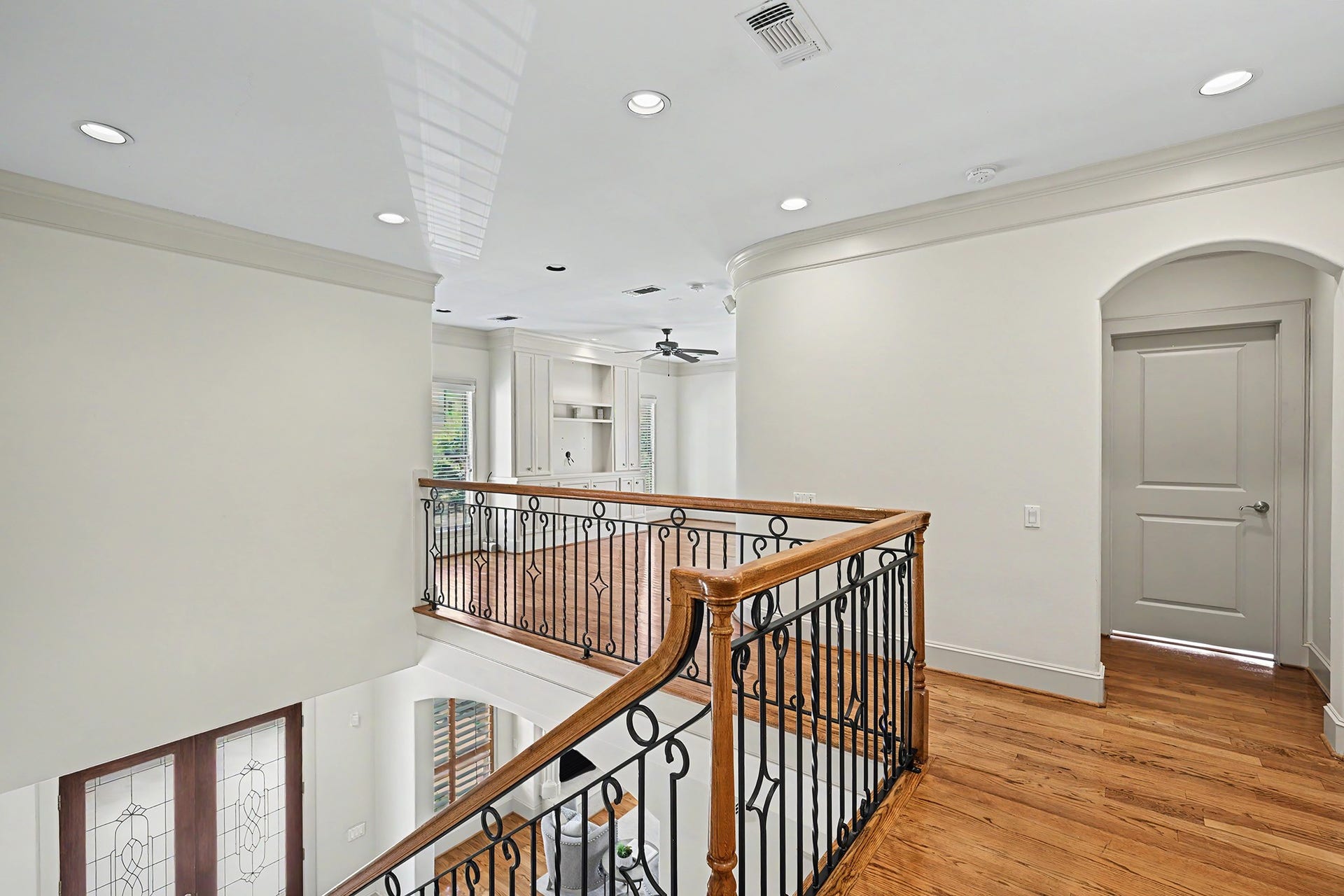 2410 Mimosa Drive, Houston, TX 77019 Second story landing