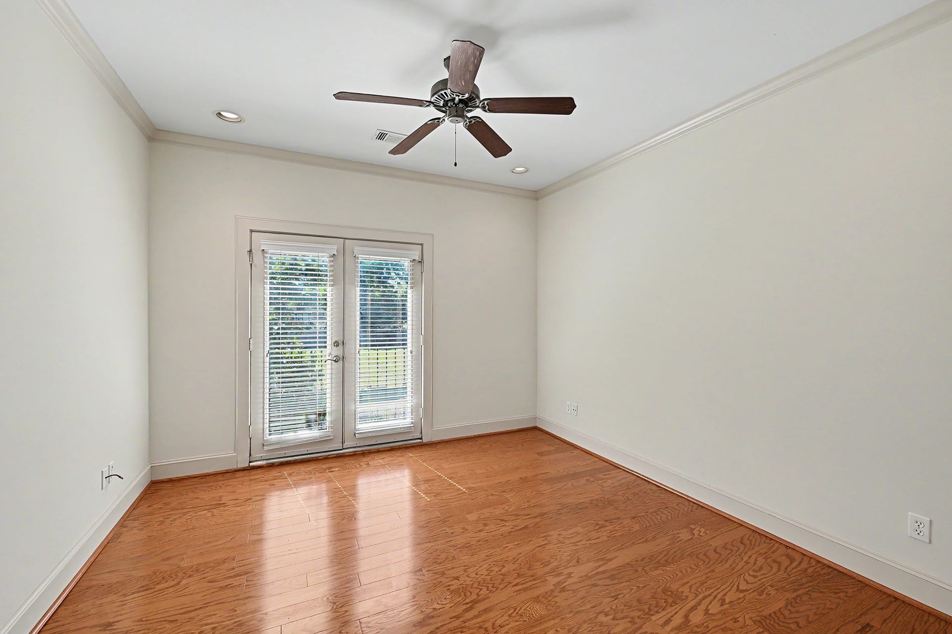 2410 Mimosa Drive, Houston, TX 77019 Lovely secondary bedroom on the second floor with a large walk-in closet