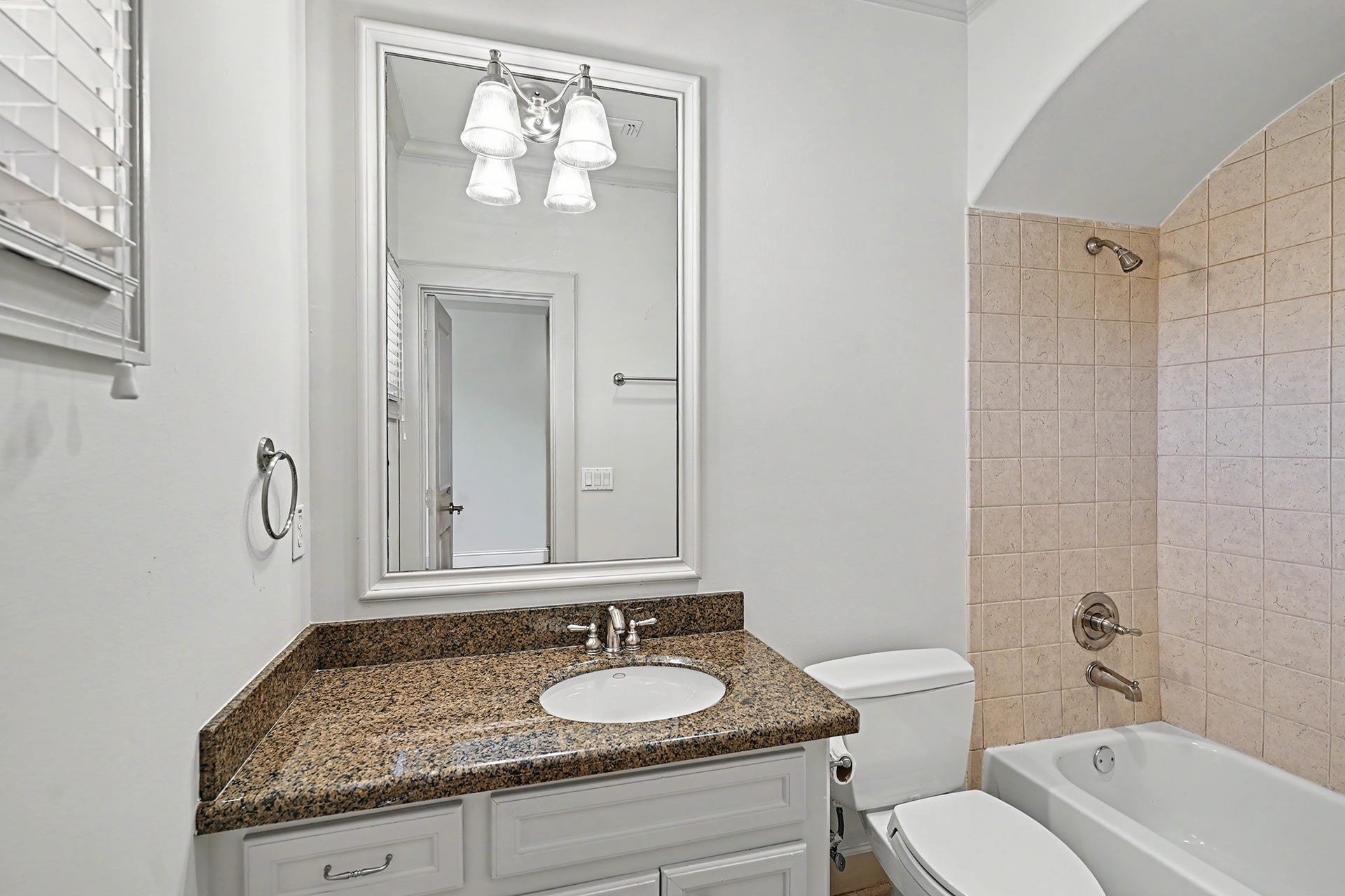 2410 Mimosa Drive, Houston, TX 77019 En-suite bath