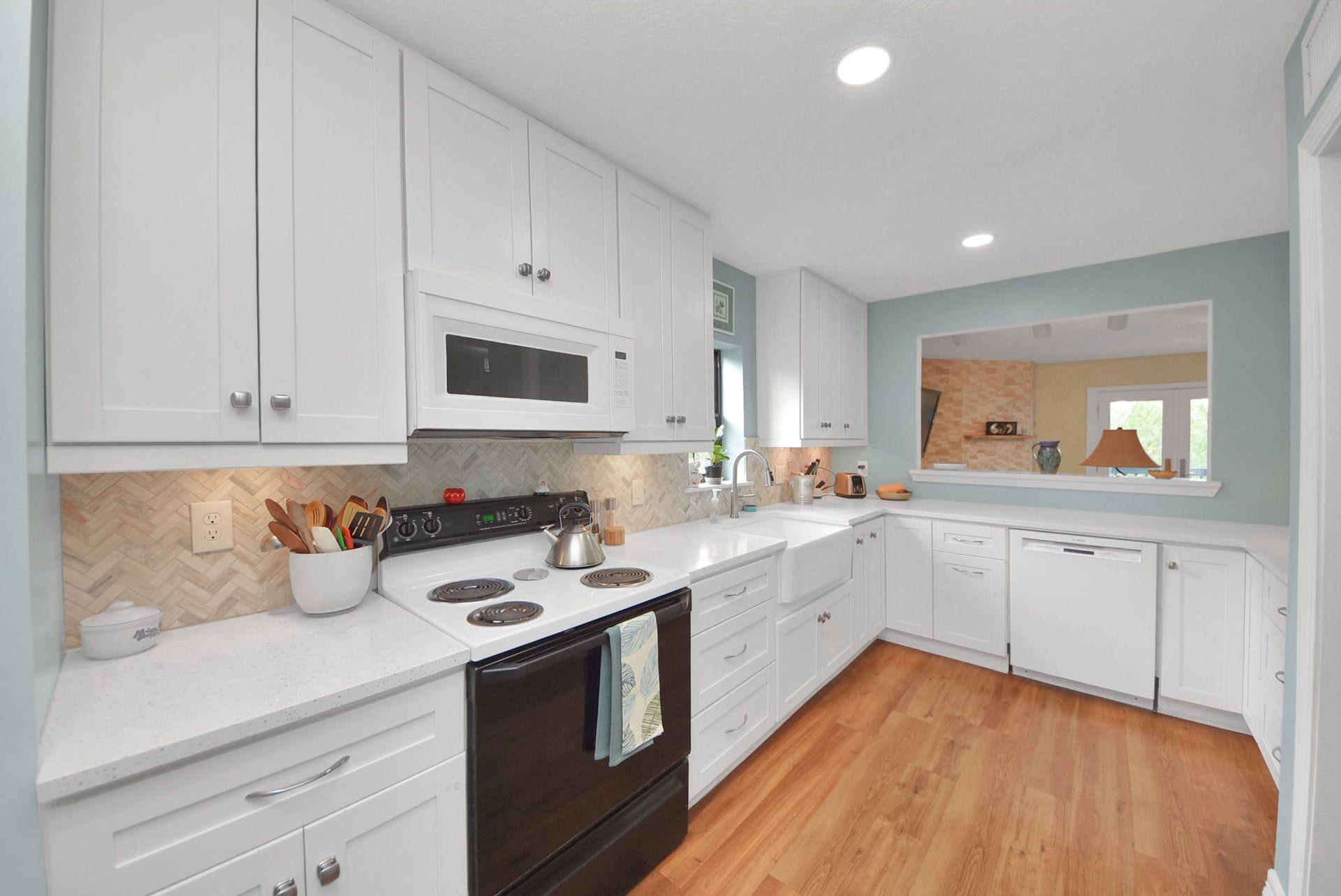 2117 Casa Rio Circle, Dickinson, TX 77539 trendy white cabinets with pet resistant flooring