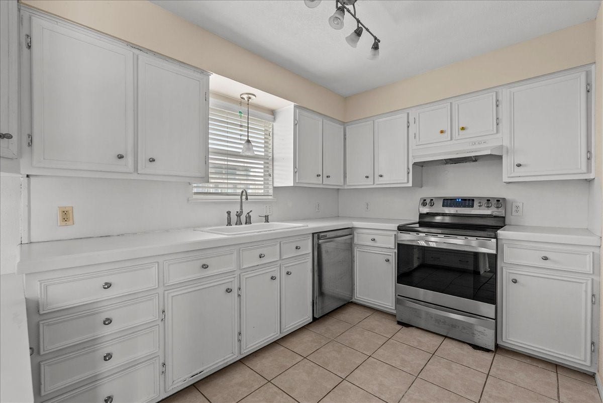 984 Bonita Street, Bayou Vista, TX 77563 Plenty of cabinet space