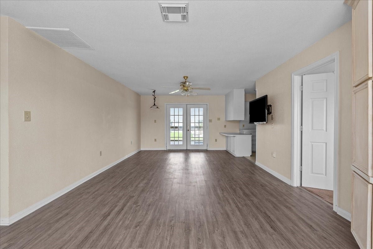 984 Bonita Street, Bayou Vista, TX 77563 Living area