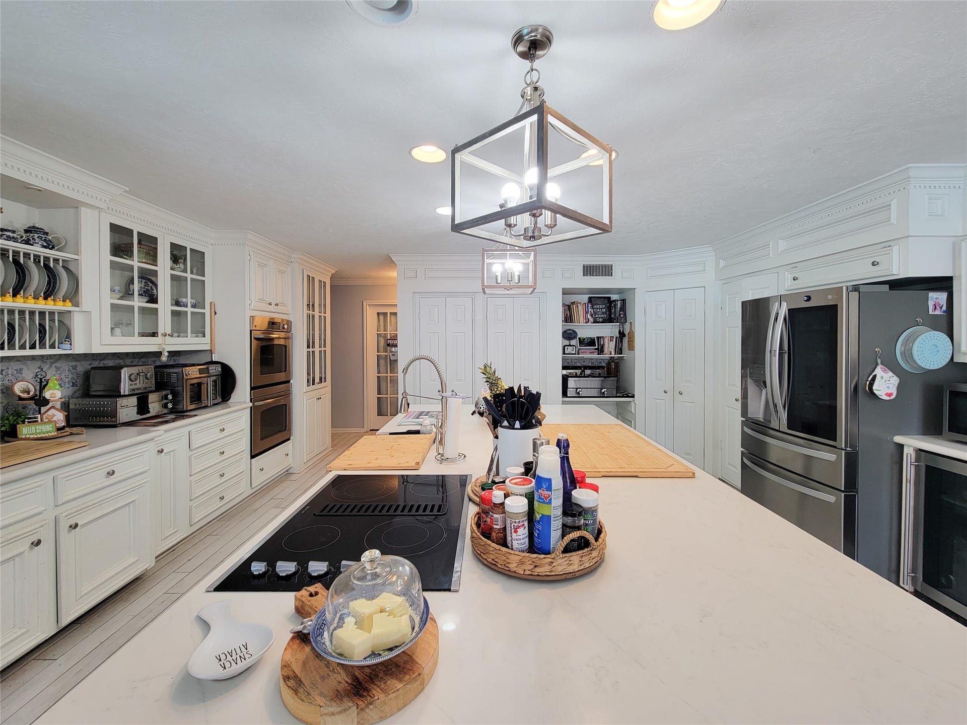 6235 Rolling Water Drive, Houston, TX 77069 Bright and spacious kitchen with modern appliances, ample cabinet storage, and a large central island perfect for cooking and entertaining. Elegant lighting and a clean, white aesthetic enhance the inviting atmosphere.