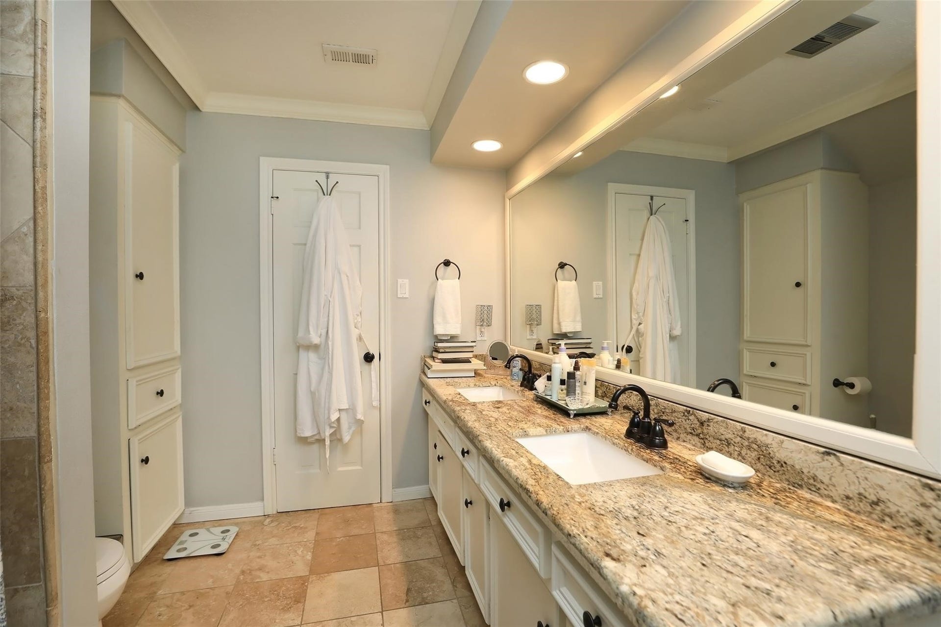 6235 Rolling Water Drive, Houston, TX 77069 Upstairs Jack and Jill Bathroom