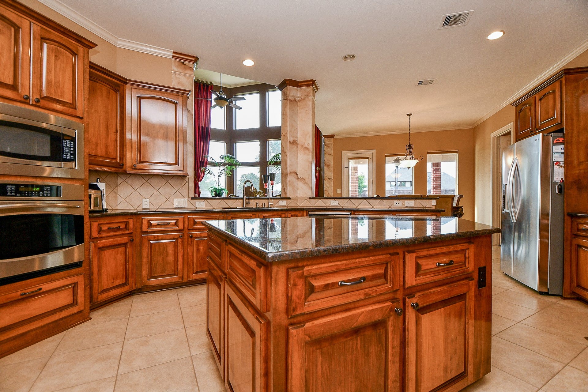 826 Delford Way, Sugar Land, TX 77479 LARGE GOURMET KITCHEN
