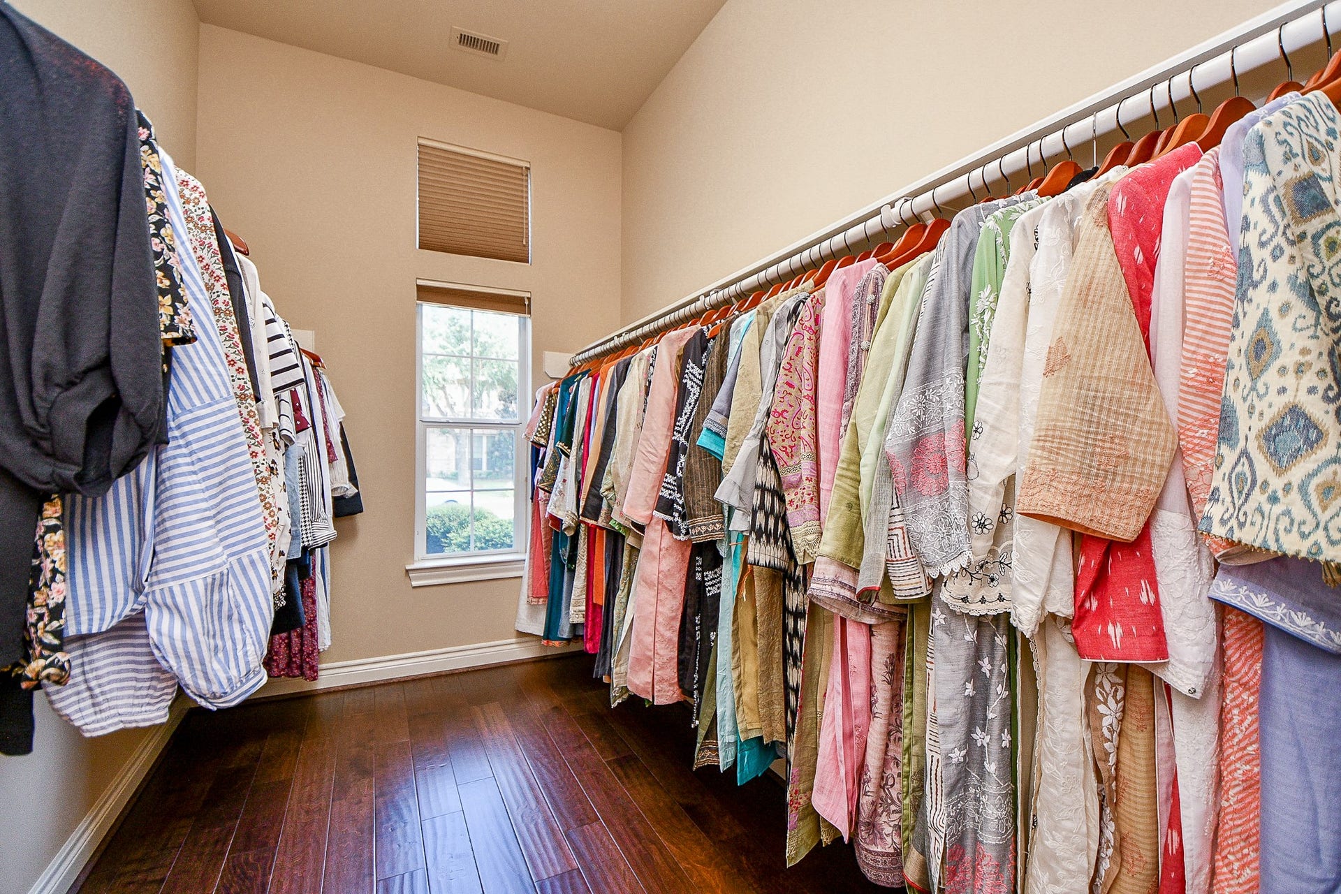 826 Delford Way, Sugar Land, TX 77479 PRIMARY BEDROOM CLOSET