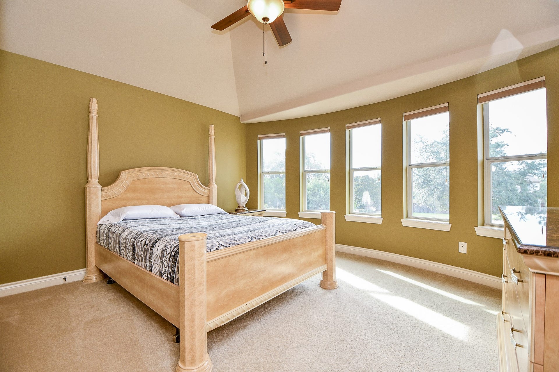826 Delford Way, Sugar Land, TX 77479 SECONDARY BEDROOM WITH SO MANY WINDOWS TO DERIVE INSPIRATION FROM THE OUTSIDE NATURE