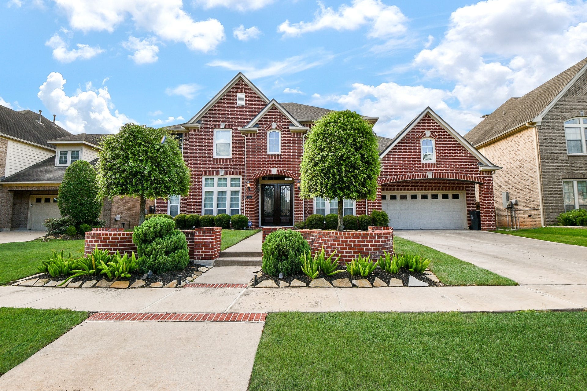 826 Delford Way, Sugar Land, TX 77479 NICELY MANICURED SHRUBS AND YARD IN THIS MAJESTIC HOME