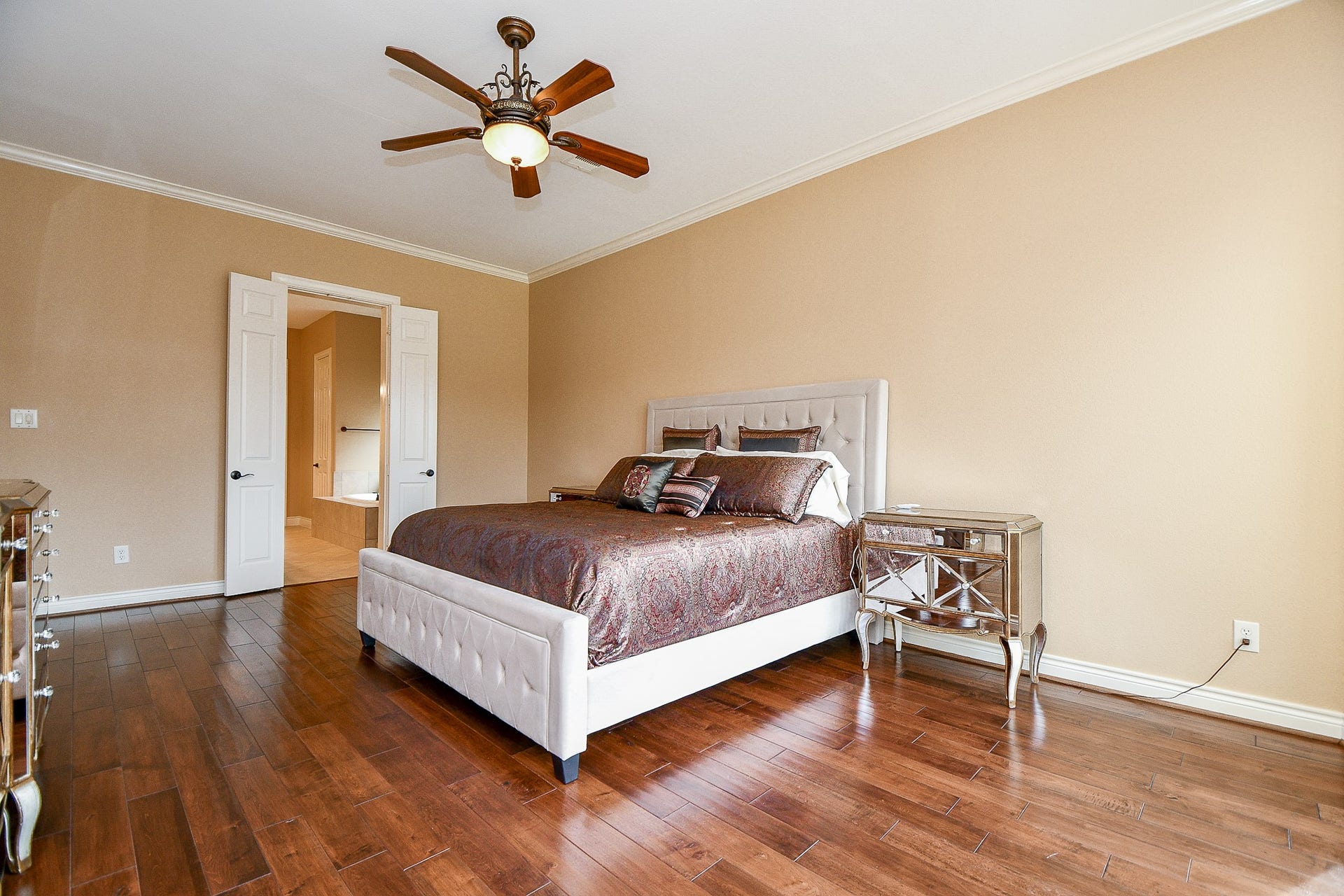 826 Delford Way, Sugar Land, TX 77479 RICH WOOD FLOORD IN THE PRIMARY BEDROOM