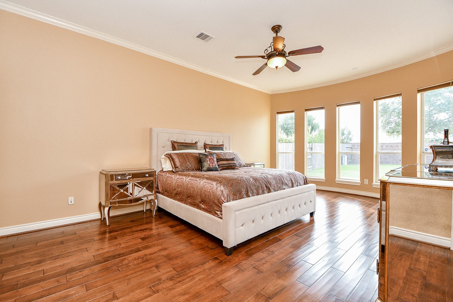 826 Delford Way, Sugar Land, TX 77479 PRIMARY BEDROOM WITH LOTS OF WINDOWS AND WOOD FLOORS