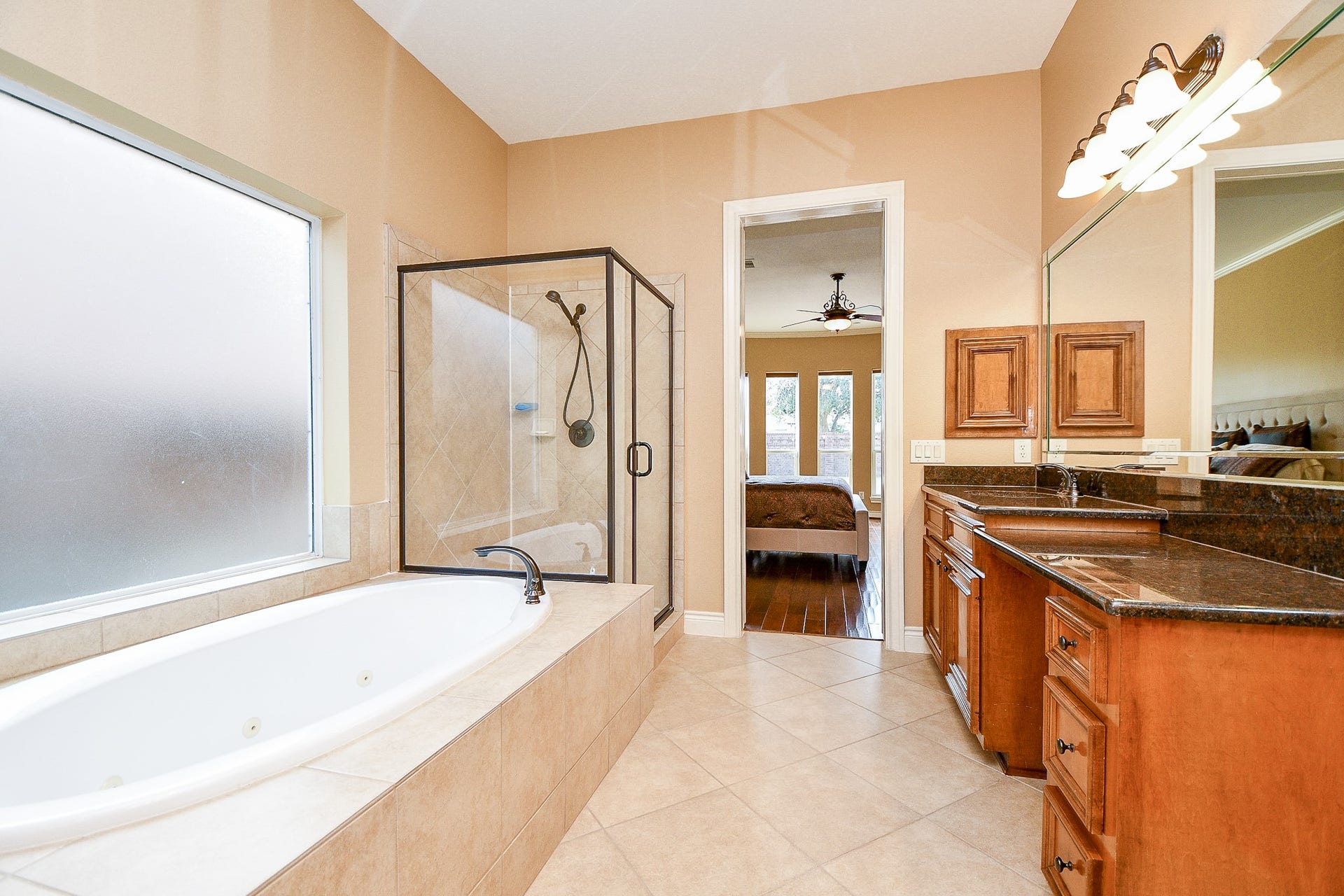 826 Delford Way, Sugar Land, TX 77479 NOTICE THE GARDEN TUB AND SEPARATE SHOWER
