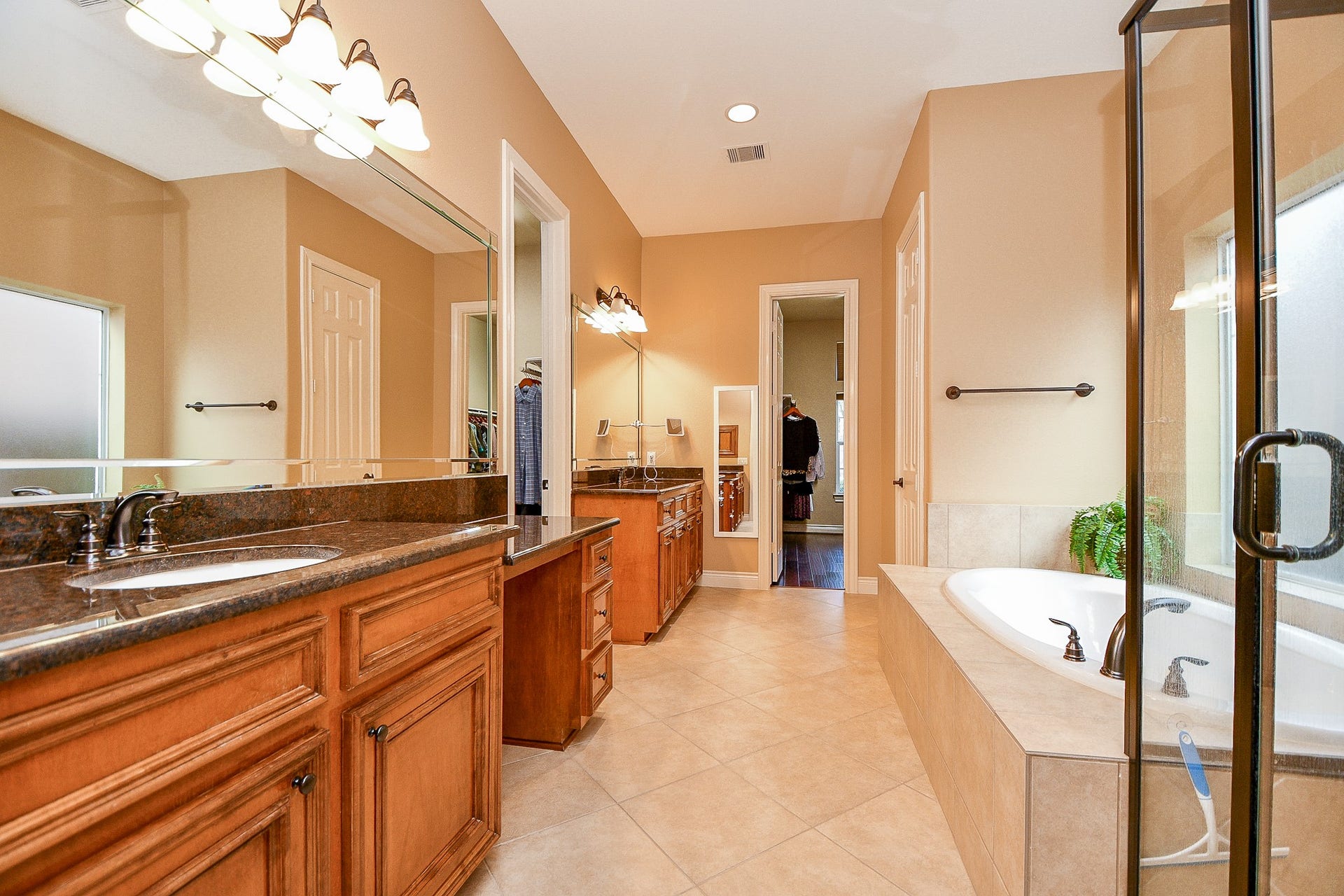 826 Delford Way, Sugar Land, TX 77479 PRIMARY BATHROOM WITH DOUBLE SINK AND SEPARATE SHOWER