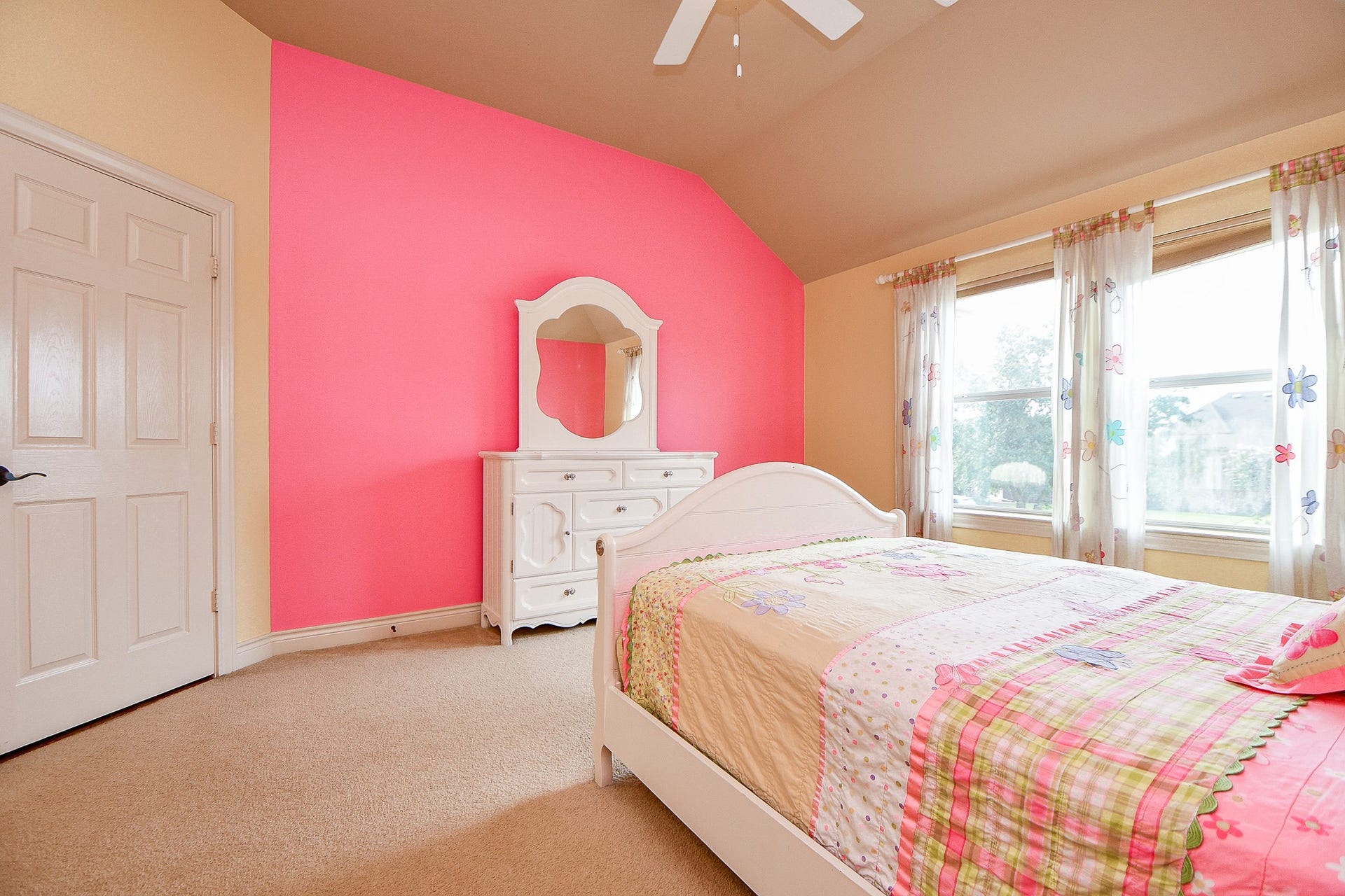 826 Delford Way, Sugar Land, TX 77479 BEDROOM HAS LARGE WINDOWS