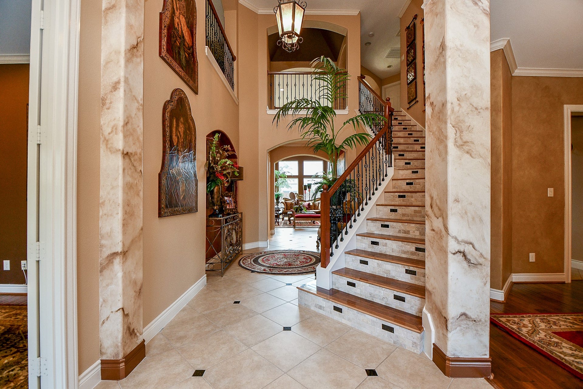826 Delford Way, Sugar Land, TX 77479 NOTICE THE BEAUTIFUL INSERTS ON THE ENTRY AND ENTENDED ENTRY TILES