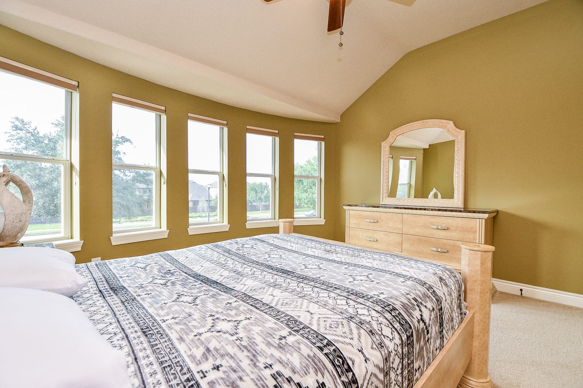 826 Delford Way, Sugar Land, TX 77479 WINDOWS THAT NEVER FAIL TO IMPRESS