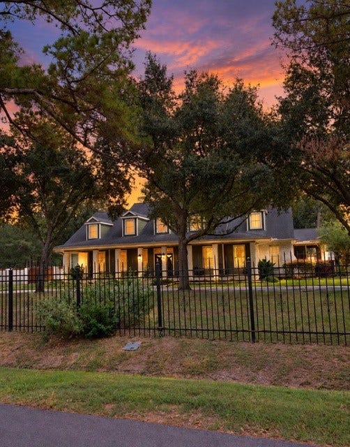 Welcome to 10 Rollingwood Drive.